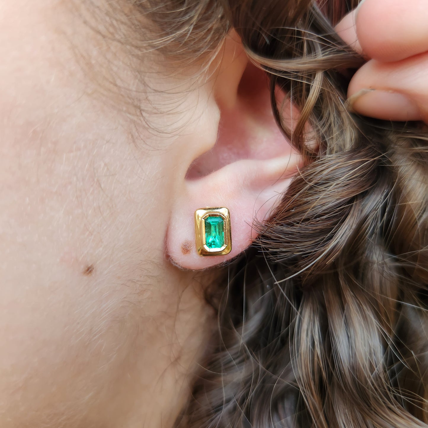 Emerald earrings square