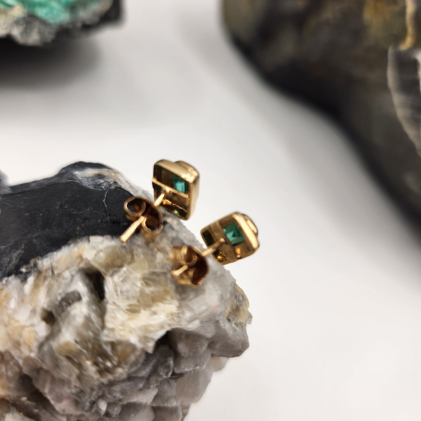 Emerald earrings square