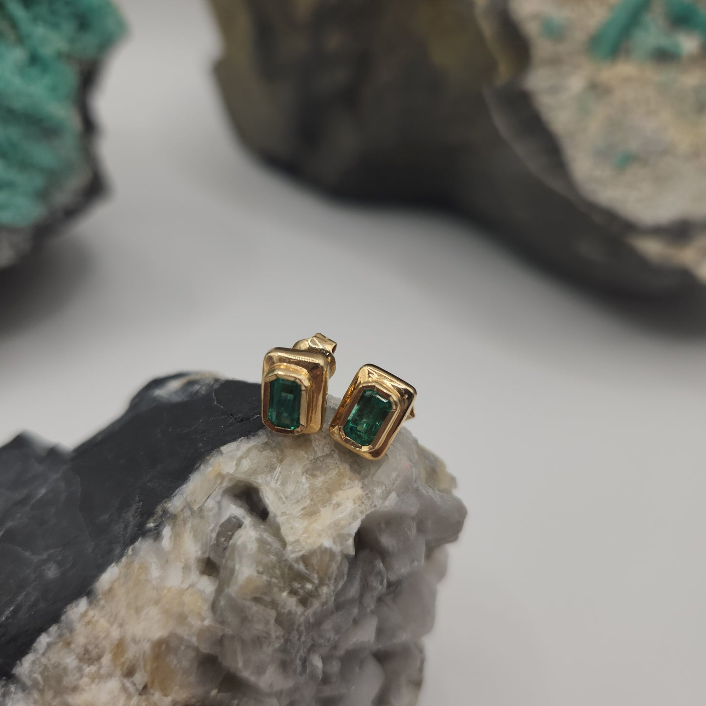 Emerald earrings square