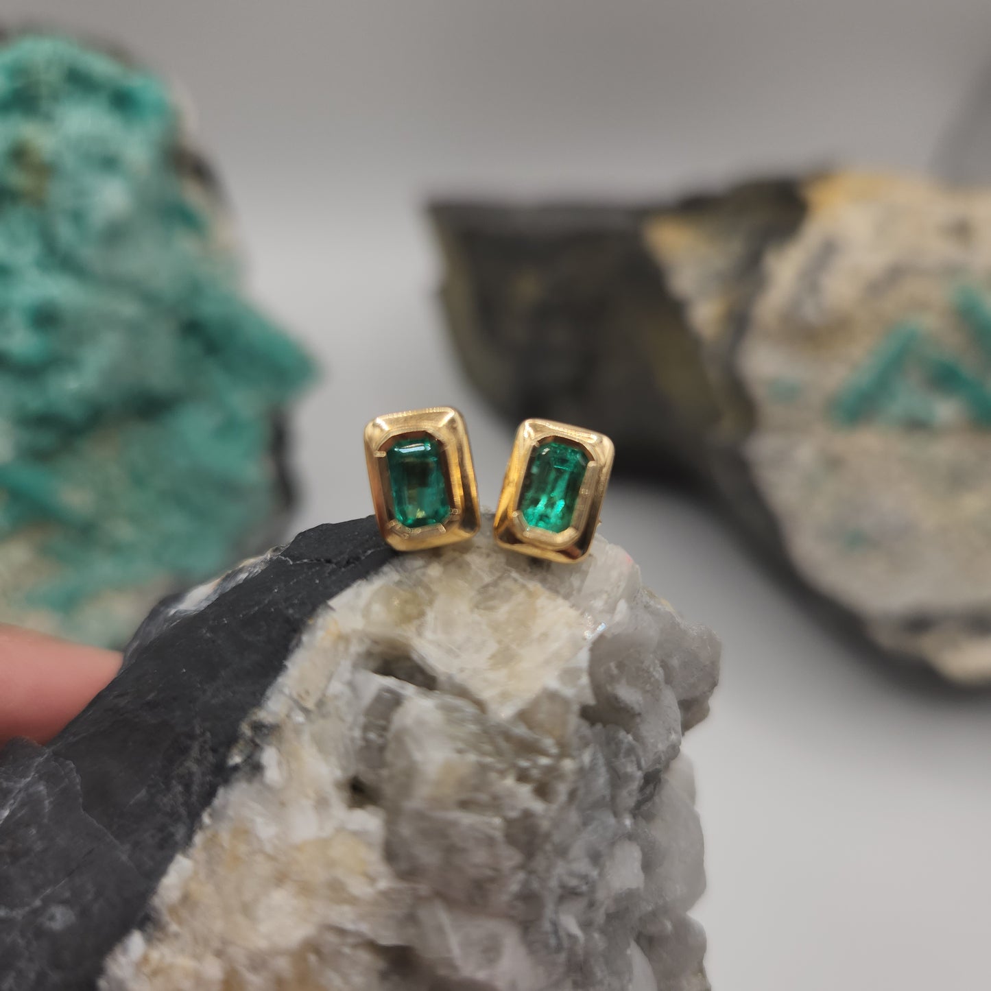Emerald earrings square