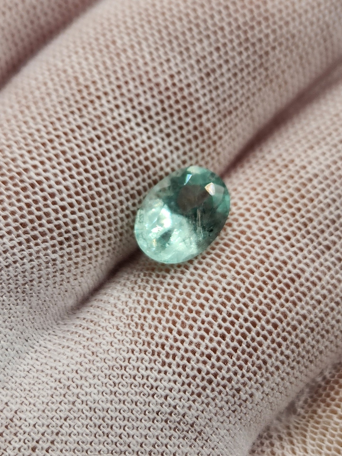 Esmeralda colombiana natural corte oval, piedra de nacimiento mayo. Perfecta para joyería, anillos y pendientes. Gema natural n