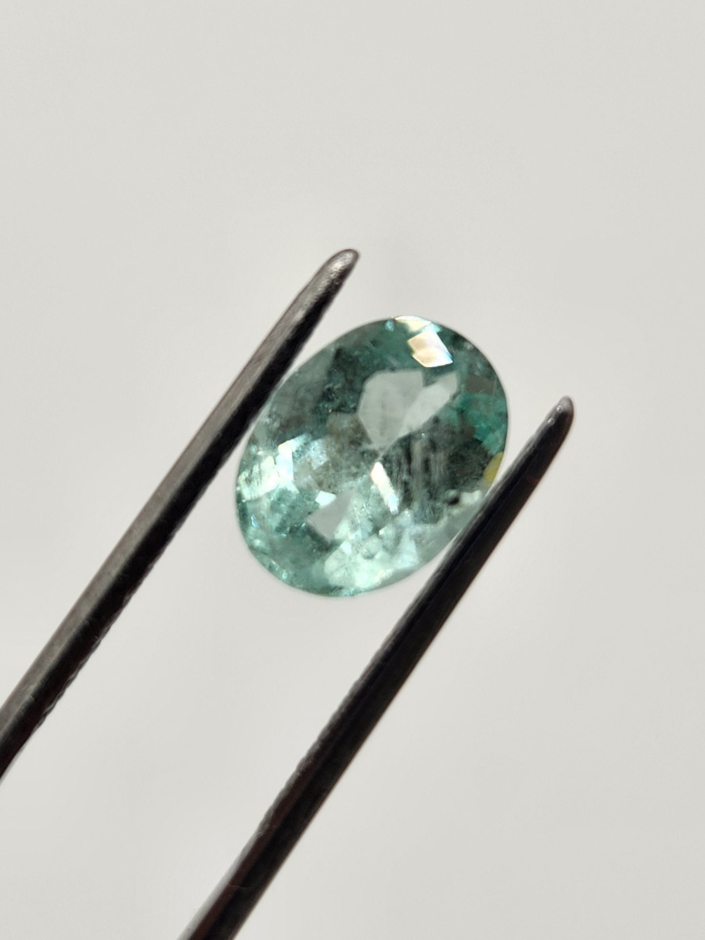 Esmeralda colombiana natural corte oval, piedra de nacimiento mayo. Perfecta para joyería, anillos y pendientes. Gema natural n