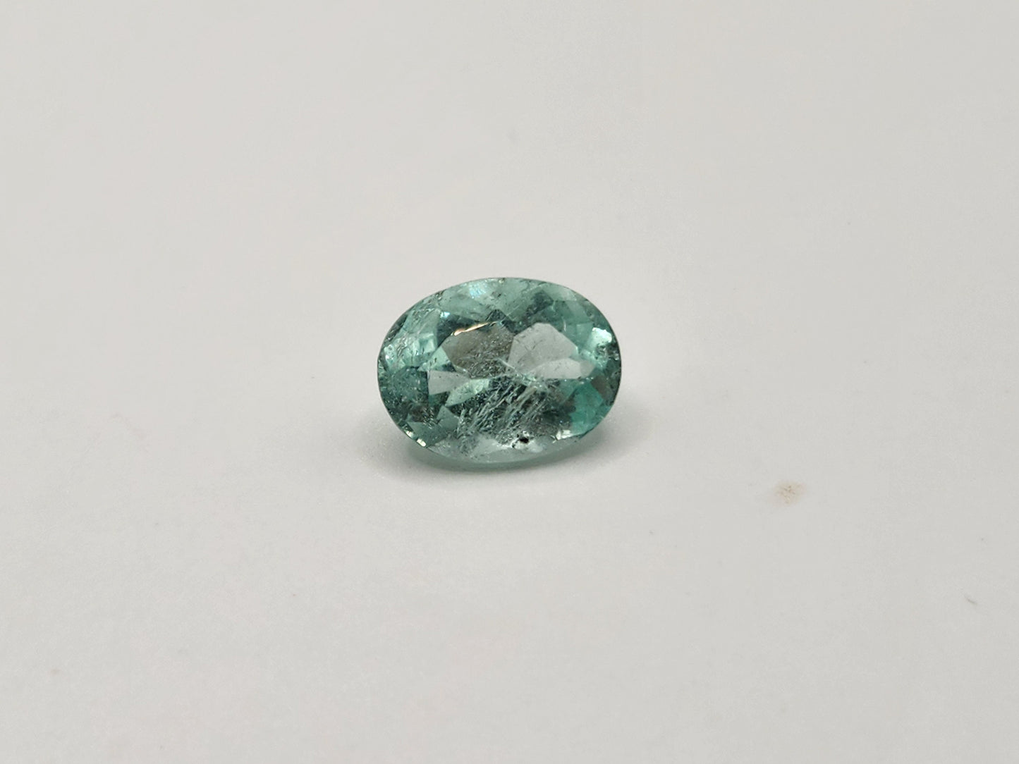 Esmeralda colombiana natural corte oval, piedra de nacimiento mayo. Perfecta para joyería, anillos y pendientes. Gema natural n