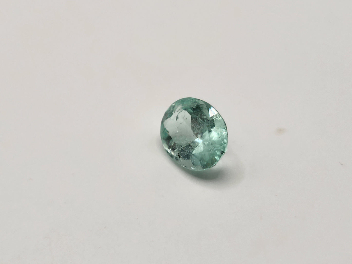 Esmeralda colombiana natural corte oval, piedra de nacimiento mayo. Perfecta para joyería, anillos y pendientes. Gema natural n