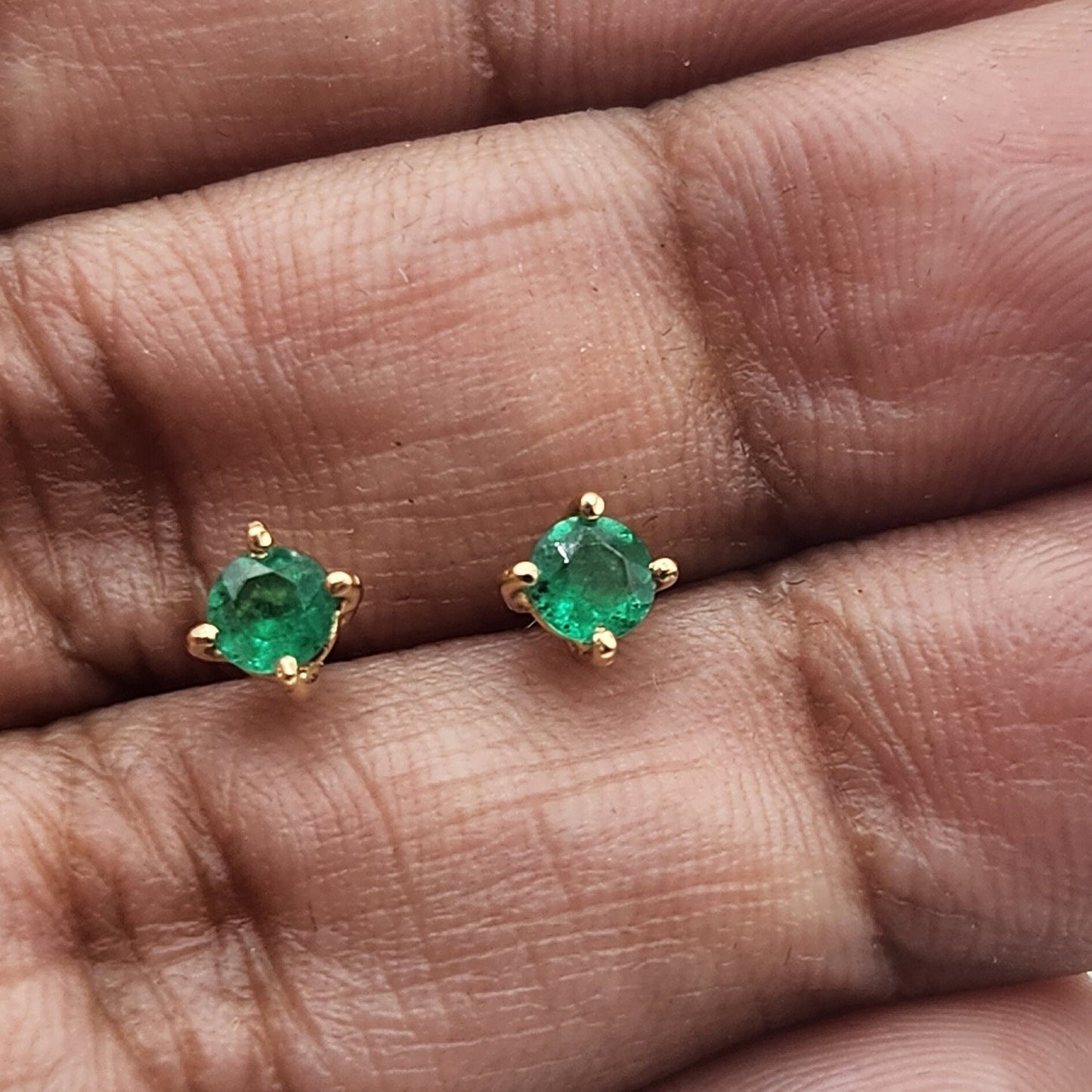 Safety earrings 18 kt yellow gold, colombian emerald, vivid green, emerald crystal, may birthstone,handmade, colombian jewelry green