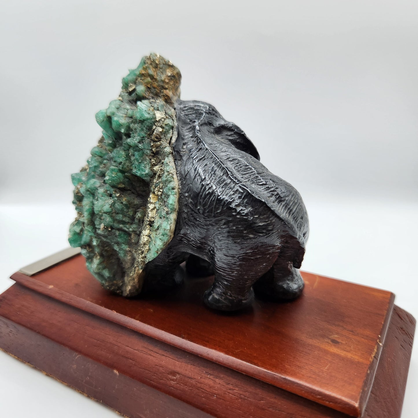 Elephant Sculpture, emerald Sculpture pyrite, handcrafted made by Colombian artisans, using the matrix of the Emerald, collectors, gifts,