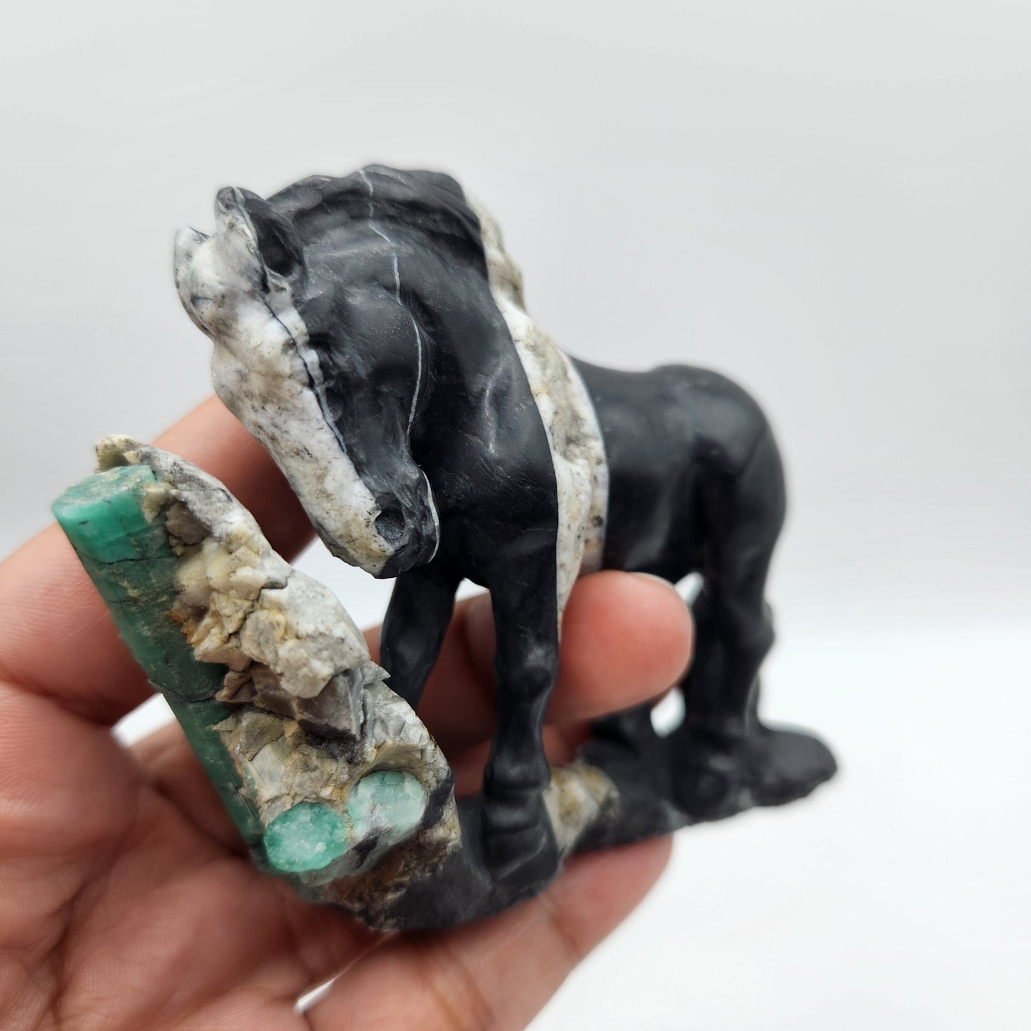 Horse Sculpture, emerald Sculpture handcrafted pieces, made by Colombian artisans, using the matrix of the Emerald, collectors, gifts, stone