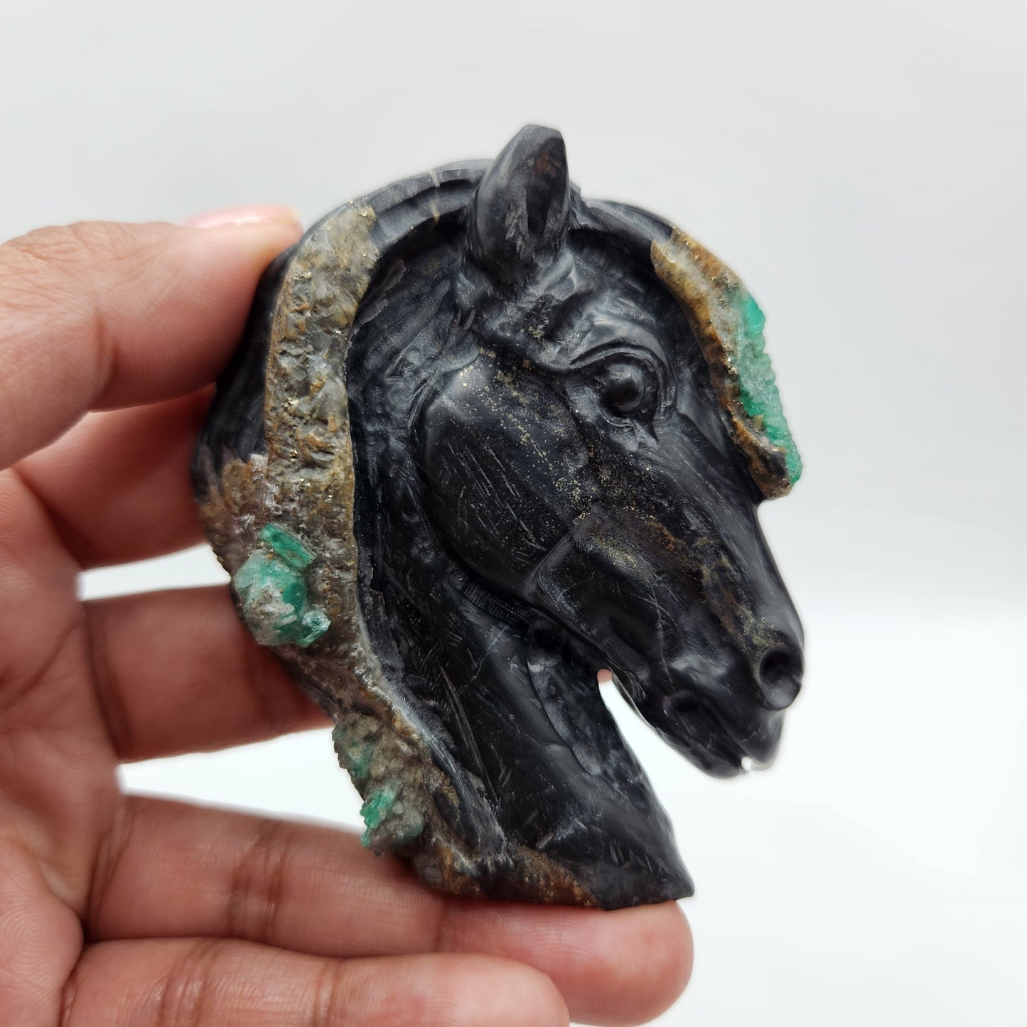 Horse Sculpture, emerald Sculpture handcrafted pieces, made by Colombian artisans, using the matrix of the Emerald, collectors, gifts, stone