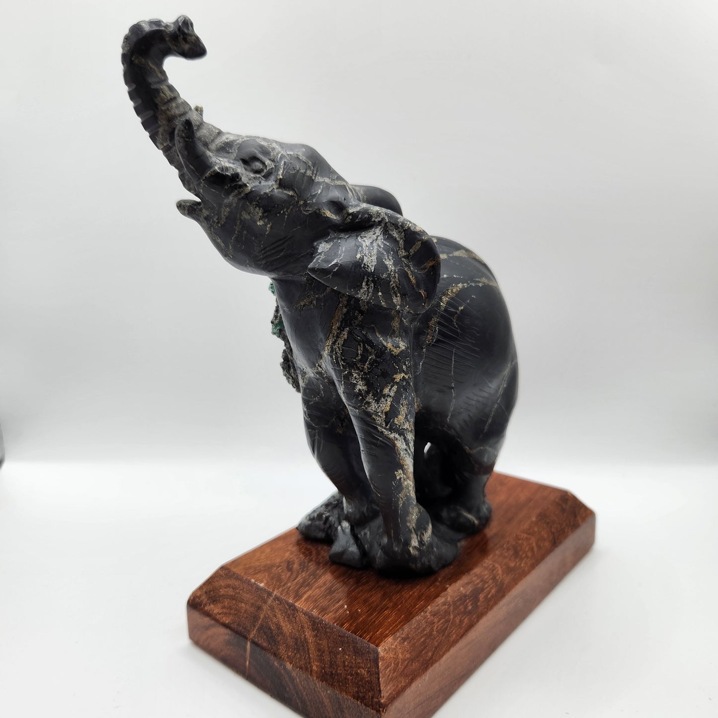 Elephant Sculpture, emerald Sculpture handcrafted pieces, made by Colombian artisans, using the matrix of the Emerald, collectors, gifts, st