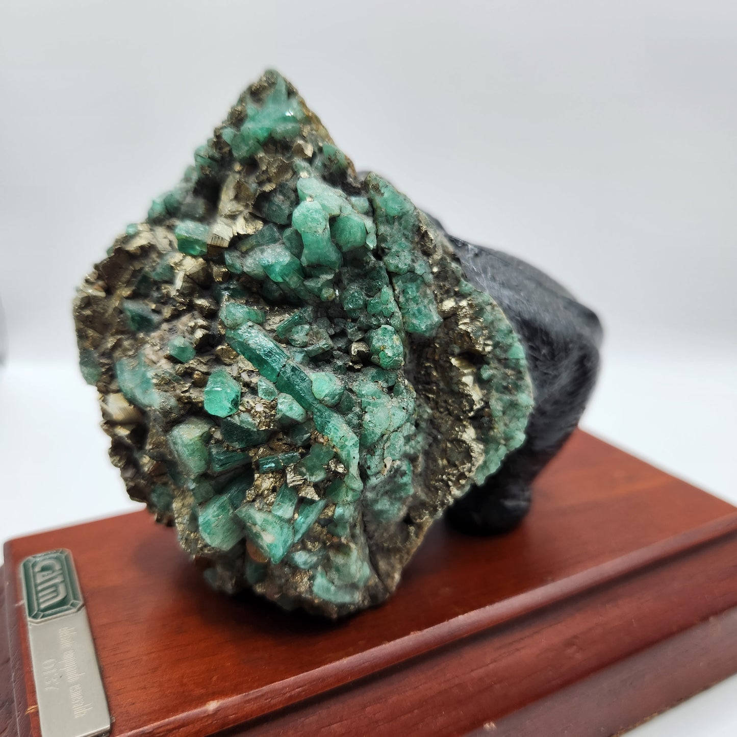 Elephant Sculpture, emerald Sculpture pyrite, handcrafted made by Colombian artisans, using the matrix of the Emerald, collectors, gifts,
