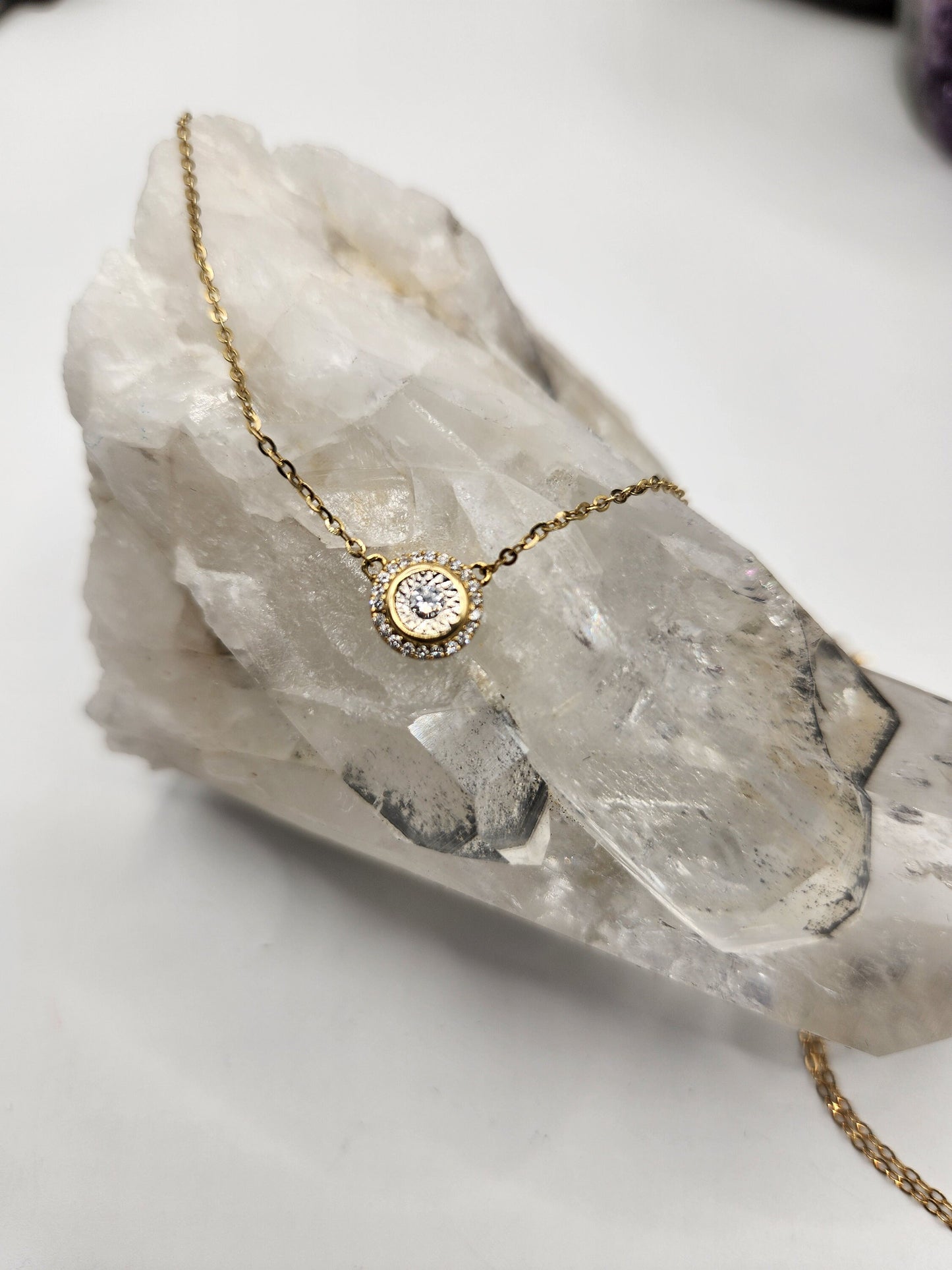 Adjustable 18kt Gold Pendant with Diamond Circle: Essential Luxury for Your Collection