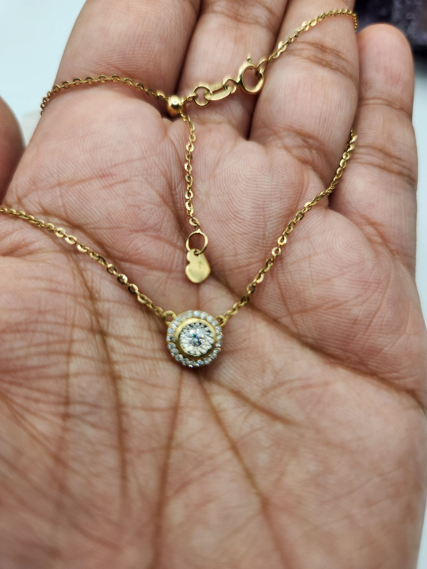 Adjustable 18kt Gold Pendant with Diamond Circle: Essential Luxury for Your Collection