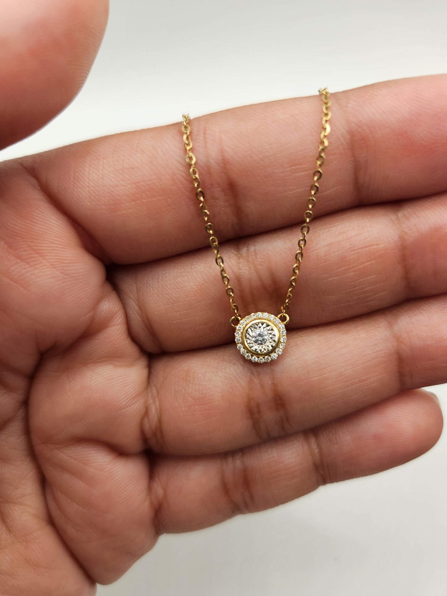 Adjustable 18kt Gold Pendant with Diamond Circle: Essential Luxury for Your Collection