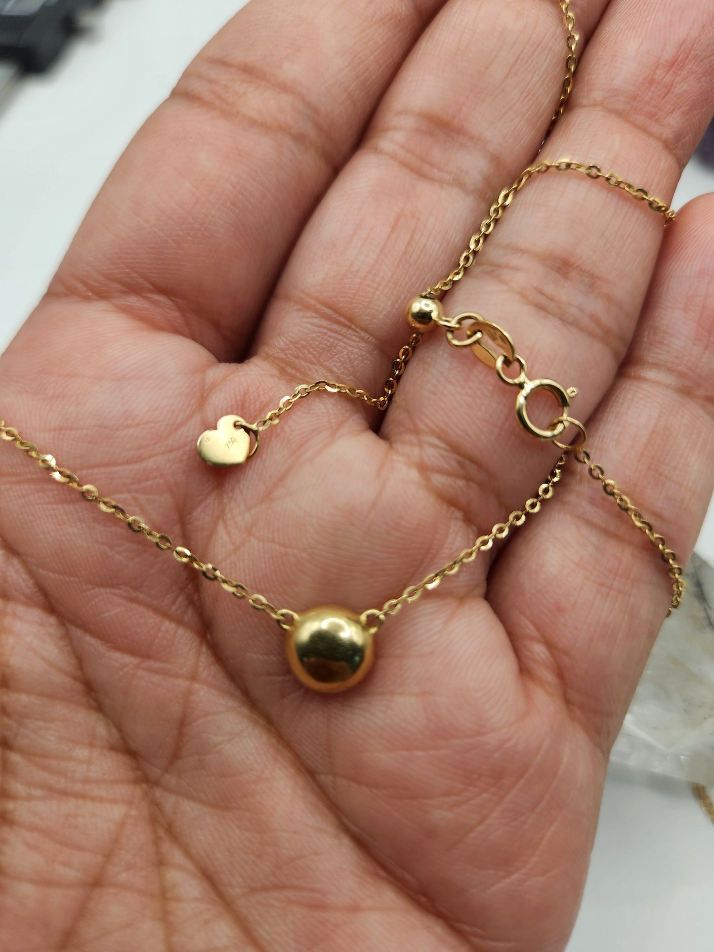 Adjustable 18kt Gold Pendant with Diamond Circle: Essential Luxury for Your Collection