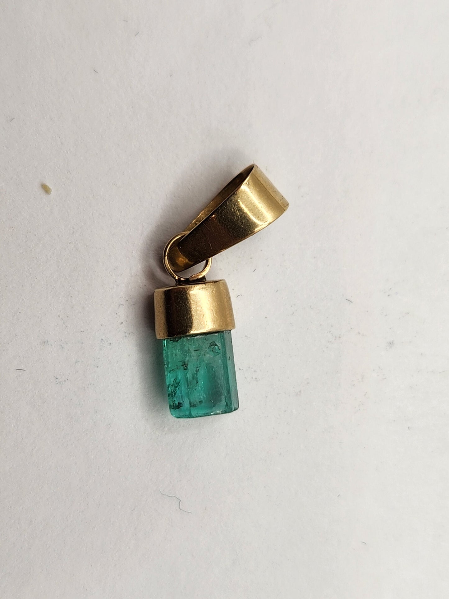 Emerald pendant 18k yellow gold, Colombian emerald, handcrafted by Colombian goldsmiths, gift, natural gem, Yellow gold, colombian jewelry,