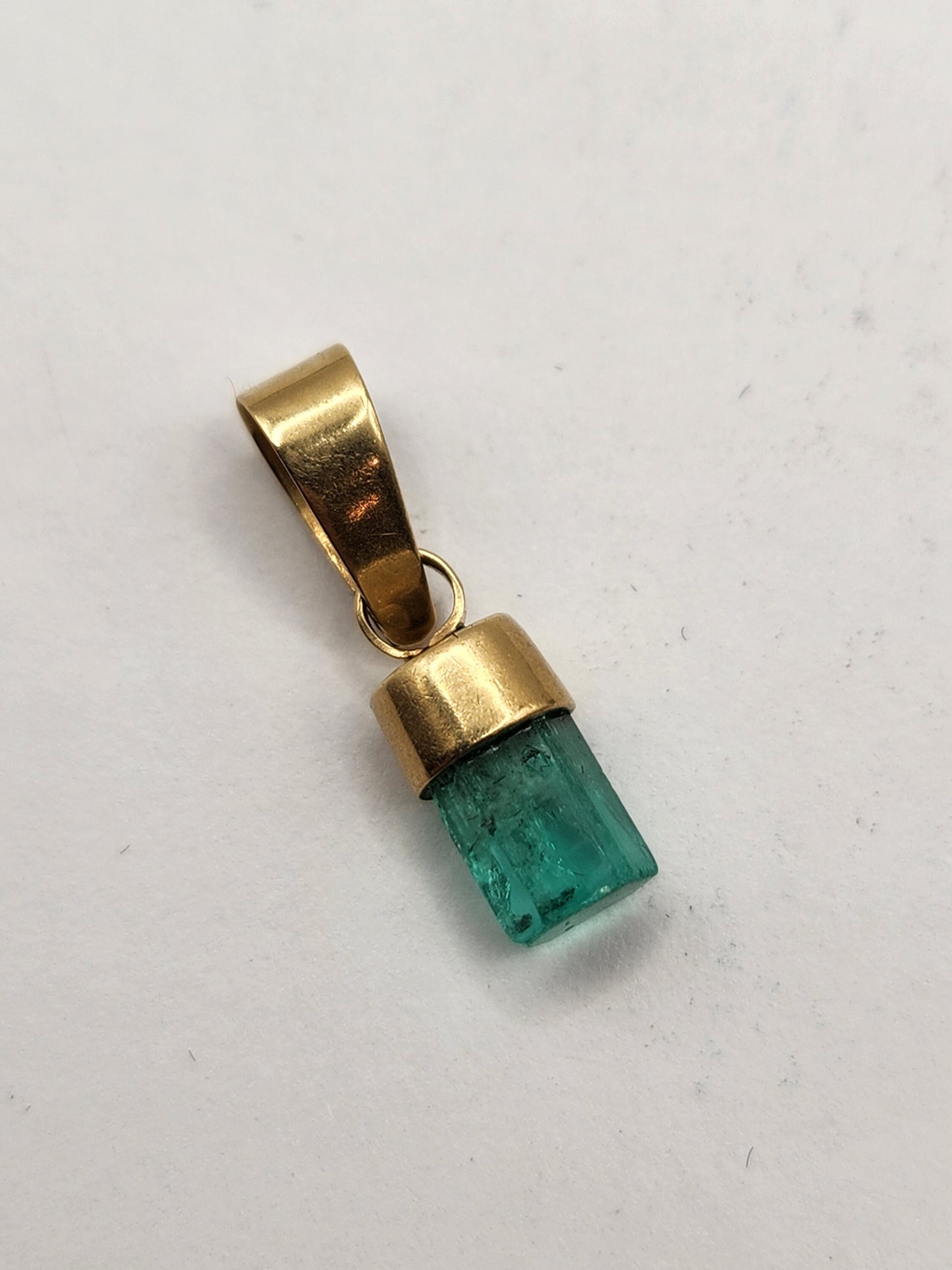 Emerald pendant 18k yellow gold, Colombian emerald, handcrafted by Colombian goldsmiths, gift, natural gem, Yellow gold, colombian jewelry,