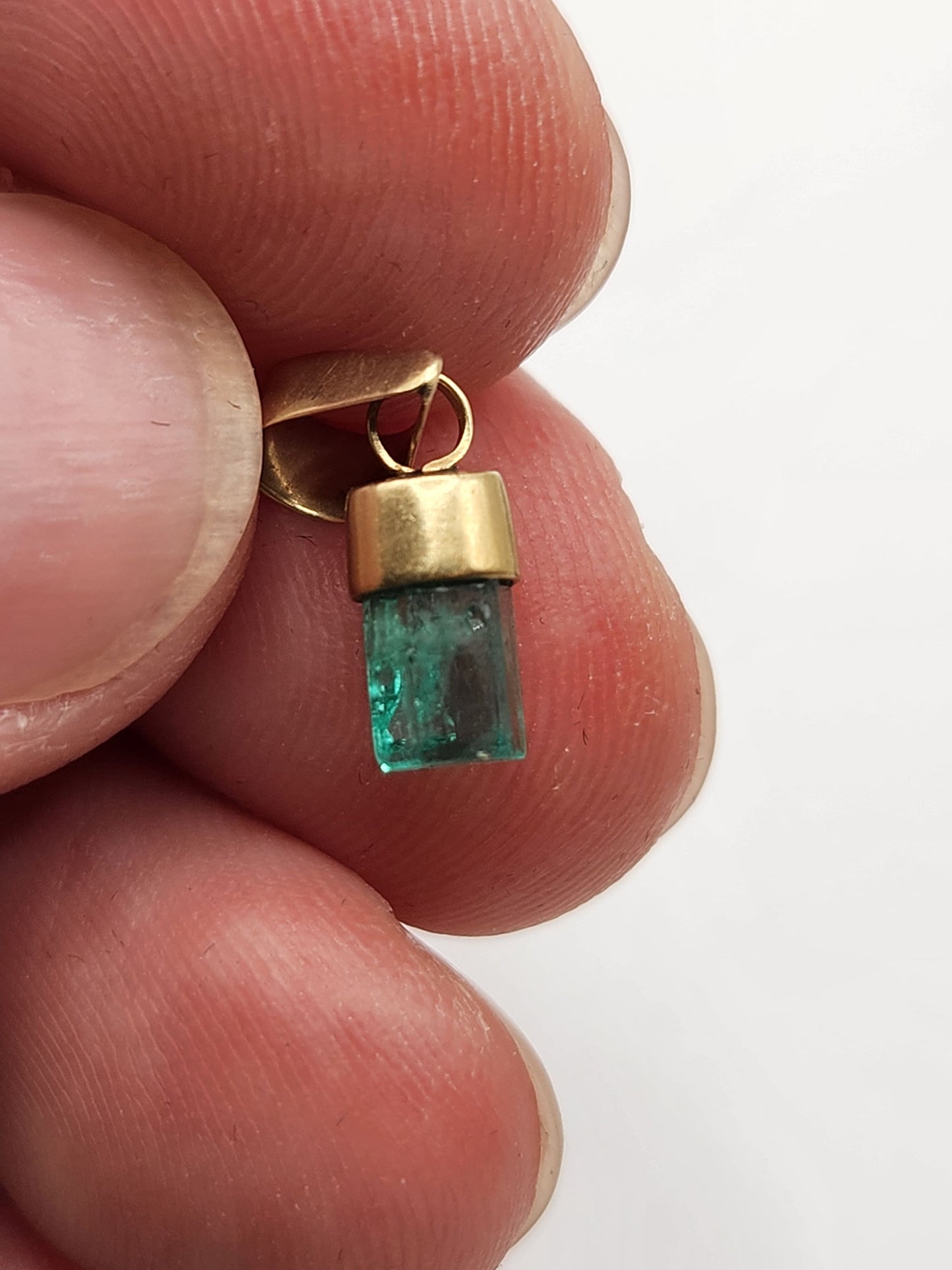 Emerald pendant 18k yellow gold, Colombian emerald, handcrafted by Colombian goldsmiths, gift, natural gem, Yellow gold, colombian jewelry,