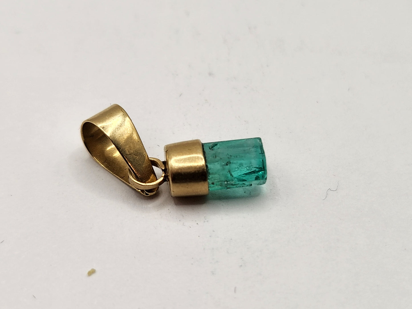 Emerald pendant 18k yellow gold, Colombian emerald, handcrafted by Colombian goldsmiths, gift, natural gem, Yellow gold, colombian jewelry,