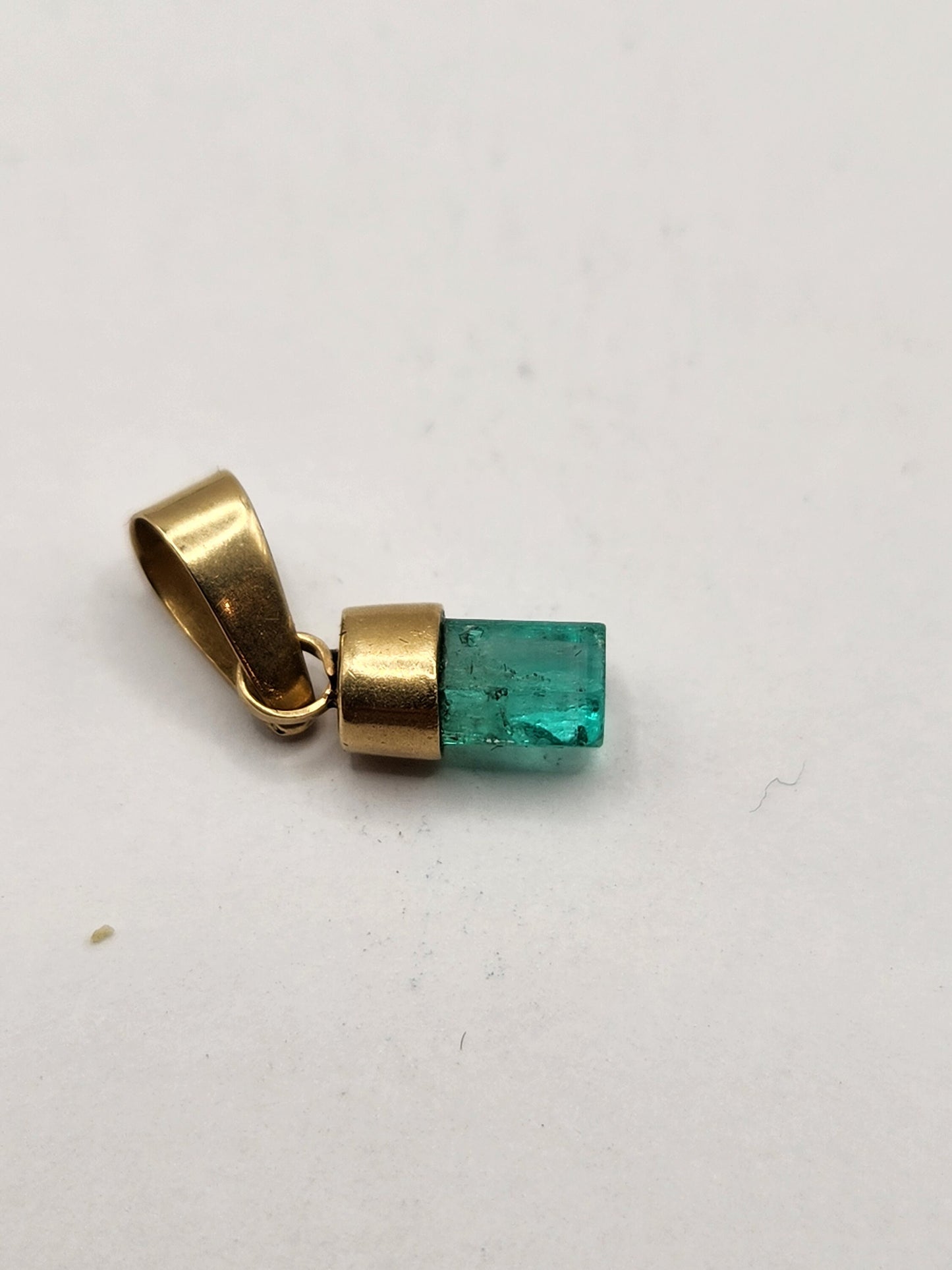 Emerald pendant 18k yellow gold, Colombian emerald, handcrafted by Colombian goldsmiths, gift, natural gem, Yellow gold, colombian jewelry,