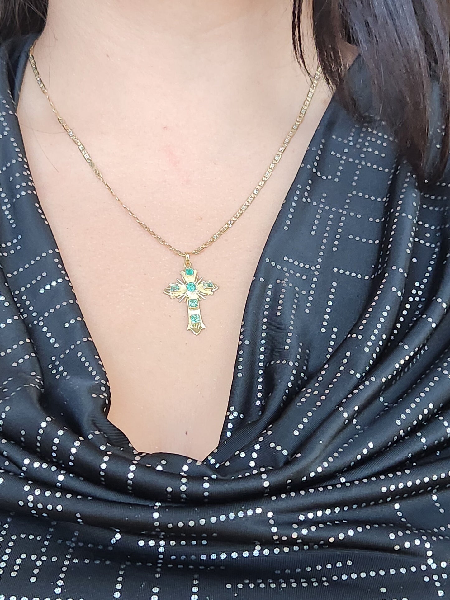 18kt Yellow Gold Cross pendant with Colombian Emeralds – A Touch of Classic Elegance and Brilliant Exclusivity" gifts, natural emerald