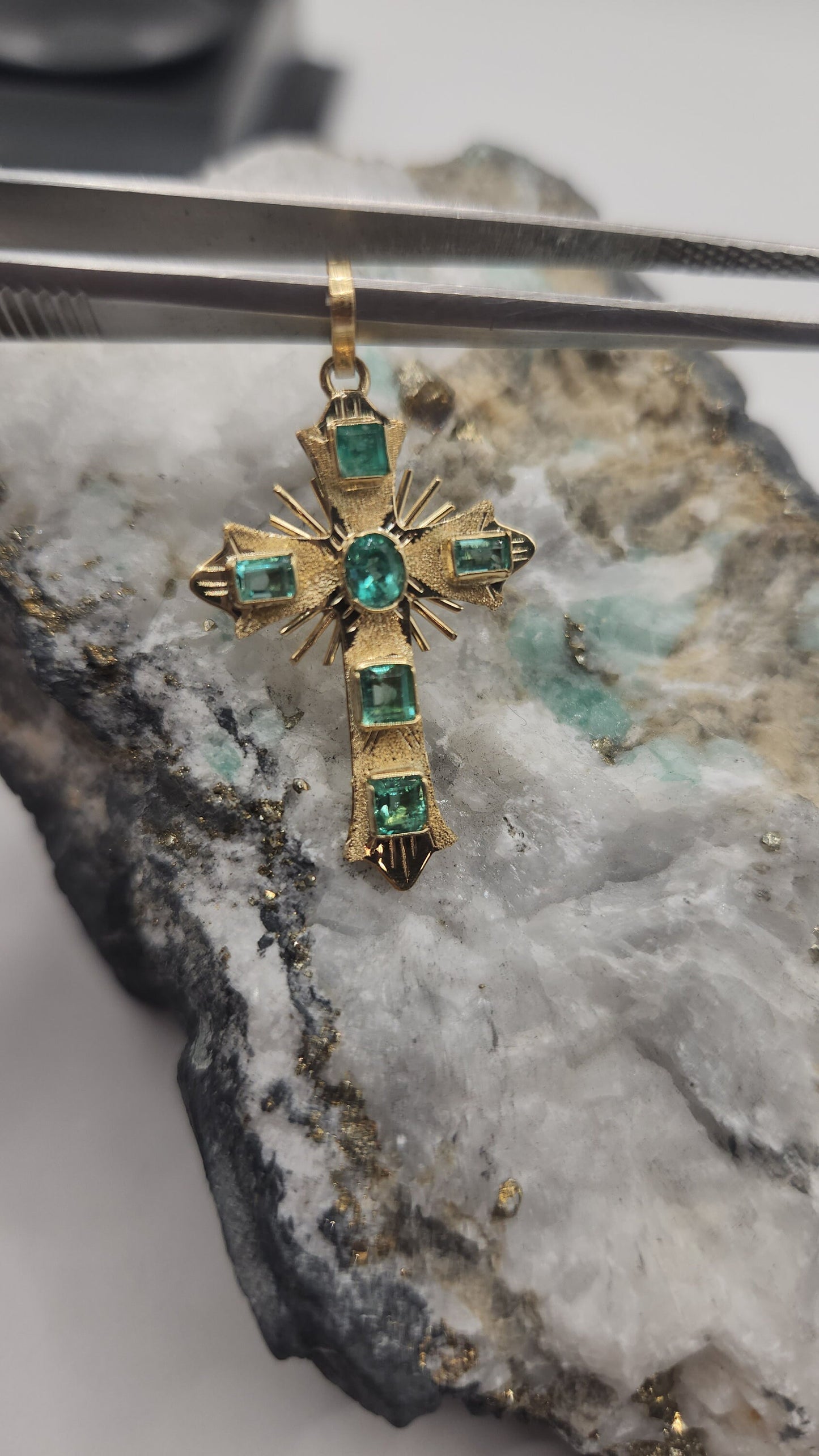 18kt Yellow Gold Cross pendant with Colombian Emeralds – A Touch of Classic Elegance and Brilliant Exclusivity" gifts, natural emerald