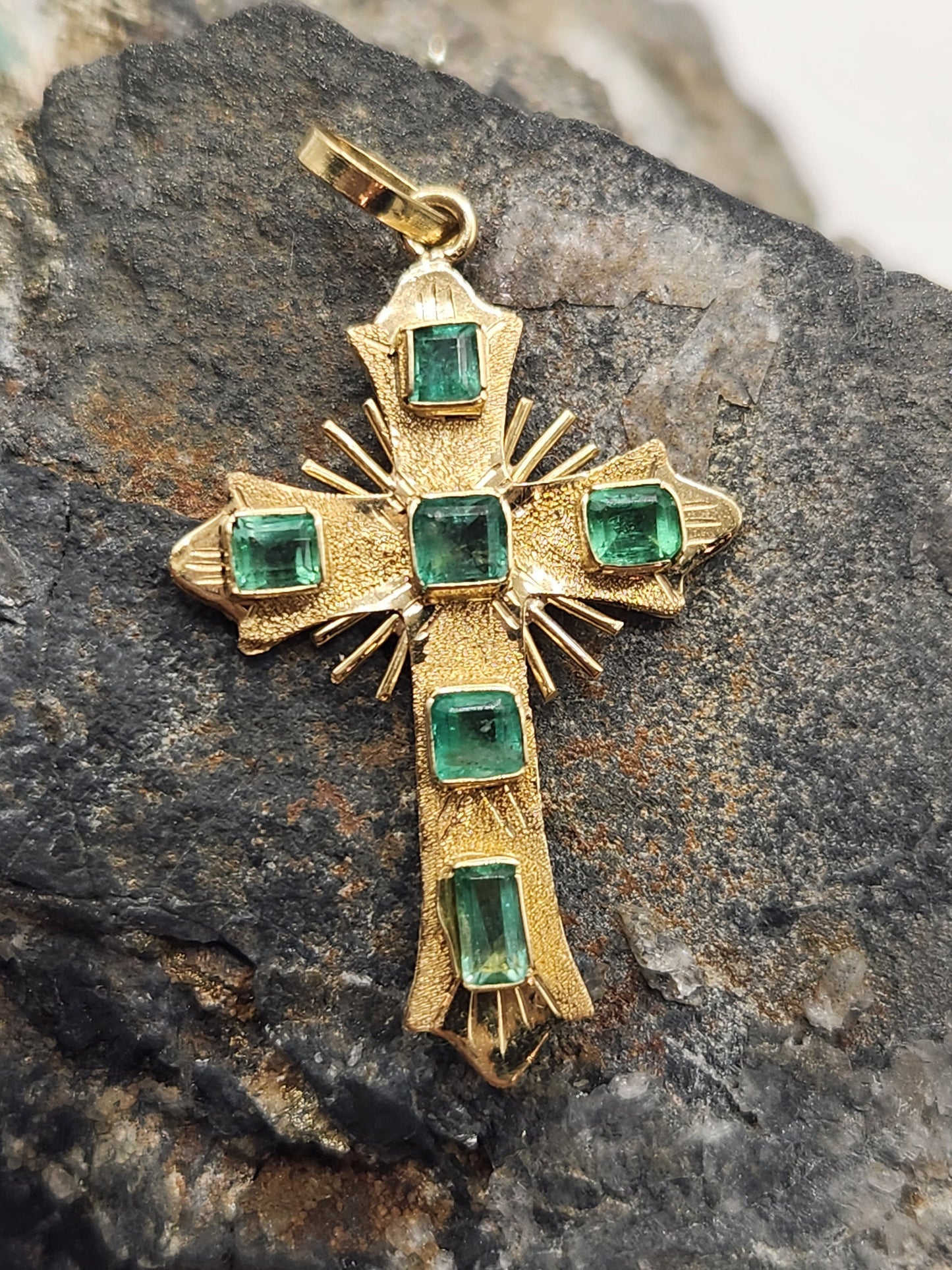 18kt Yellow Gold Cross pendant with Colombian Emeralds – A Touch of Classic Elegance and Brilliant Exclusivity" gifts, natural emerald