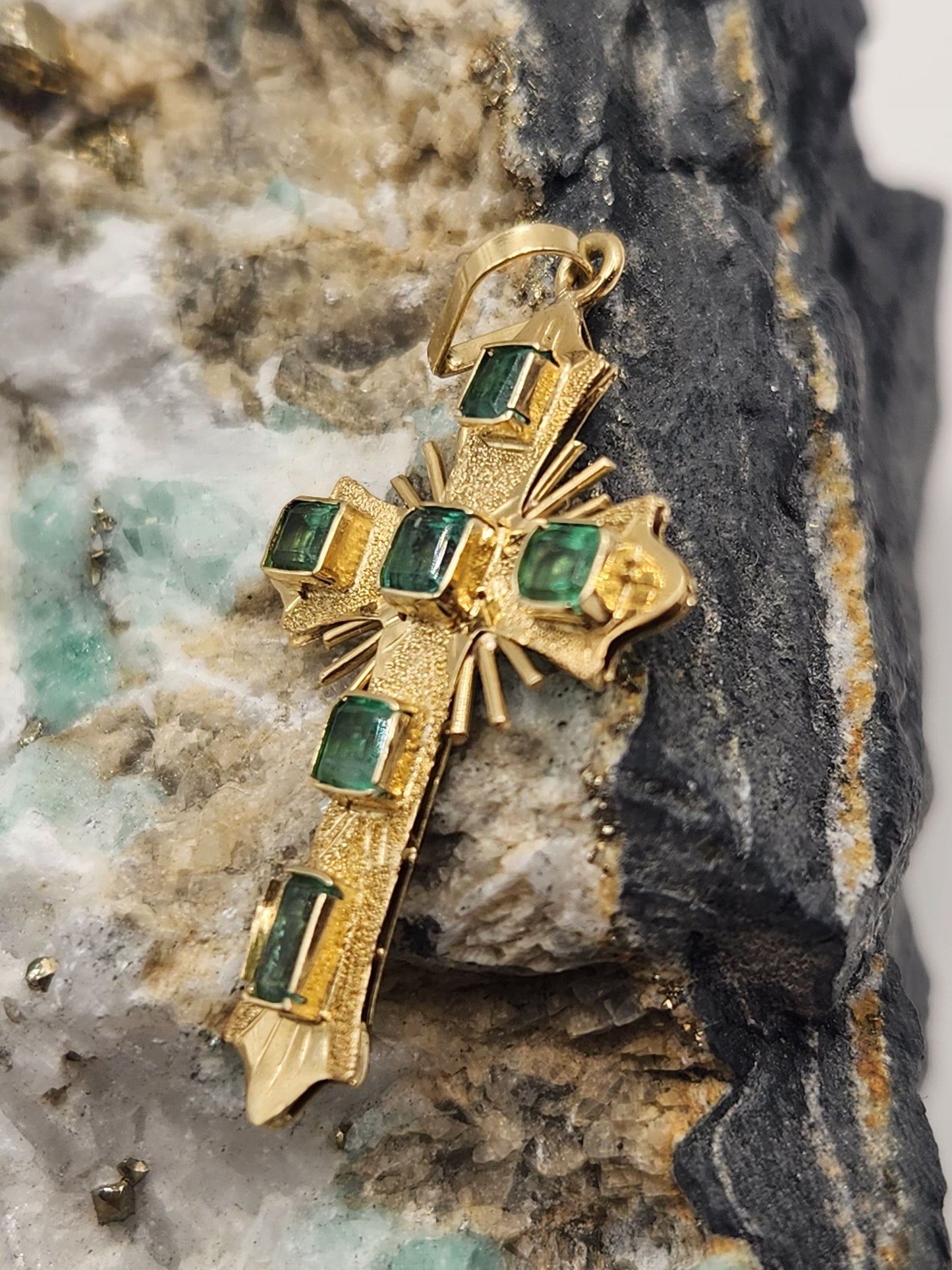 18kt Yellow Gold Cross pendant with Colombian Emeralds – A Touch of Classic Elegance and Brilliant Exclusivity" gifts, natural emerald