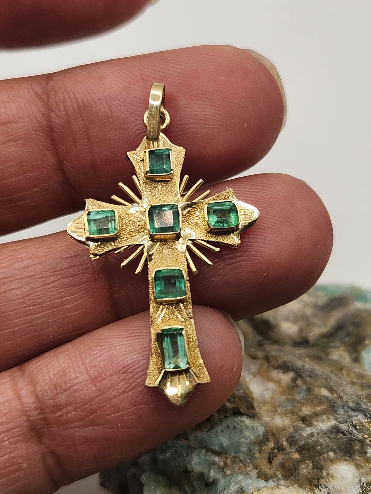 18kt Yellow Gold Cross pendant with Colombian Emeralds – A Touch of Classic Elegance and Brilliant Exclusivity" gifts, natural emerald