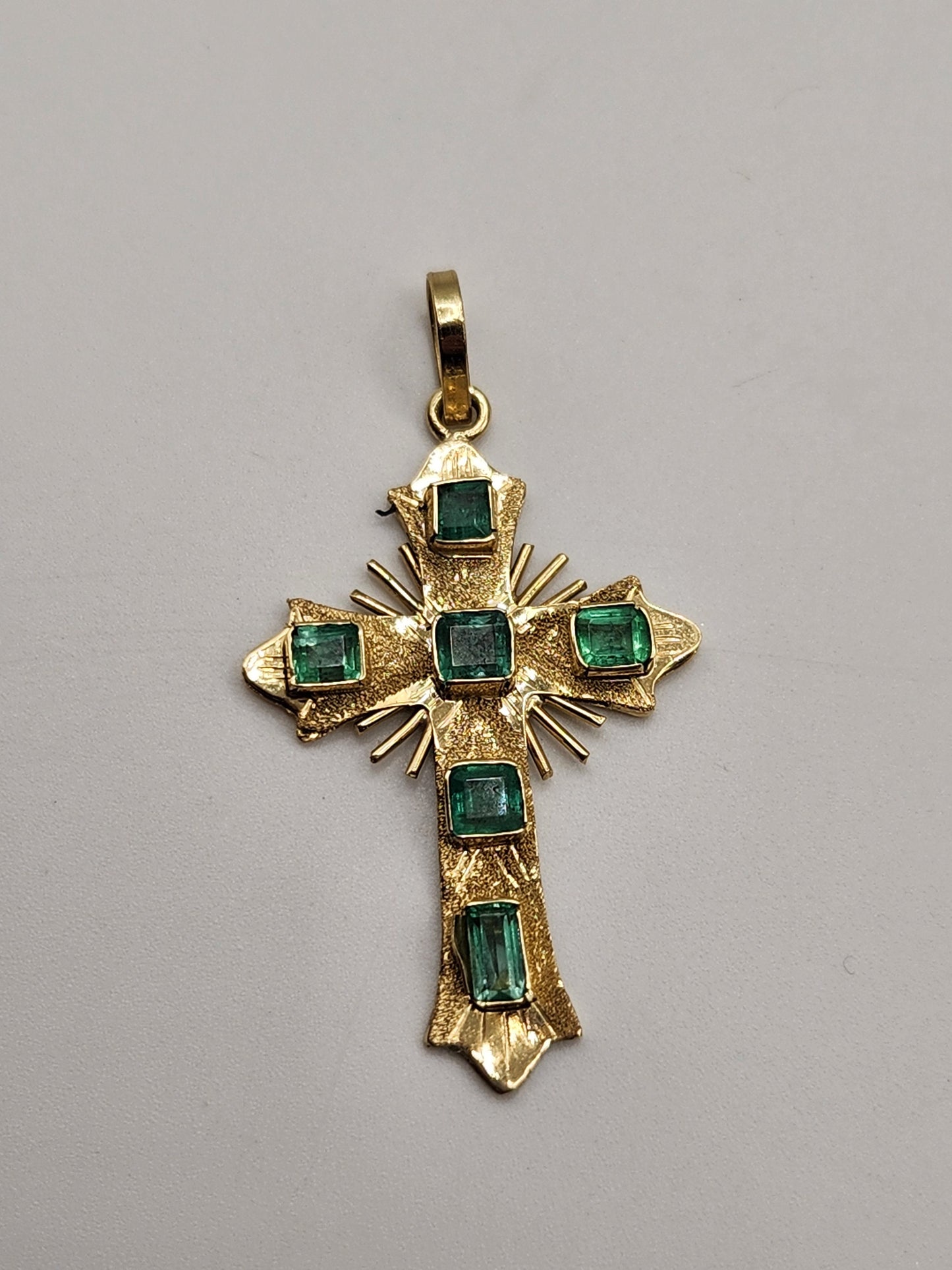 18kt Yellow Gold Cross pendant with Colombian Emeralds – A Touch of Classic Elegance and Brilliant Exclusivity" gifts, natural emerald