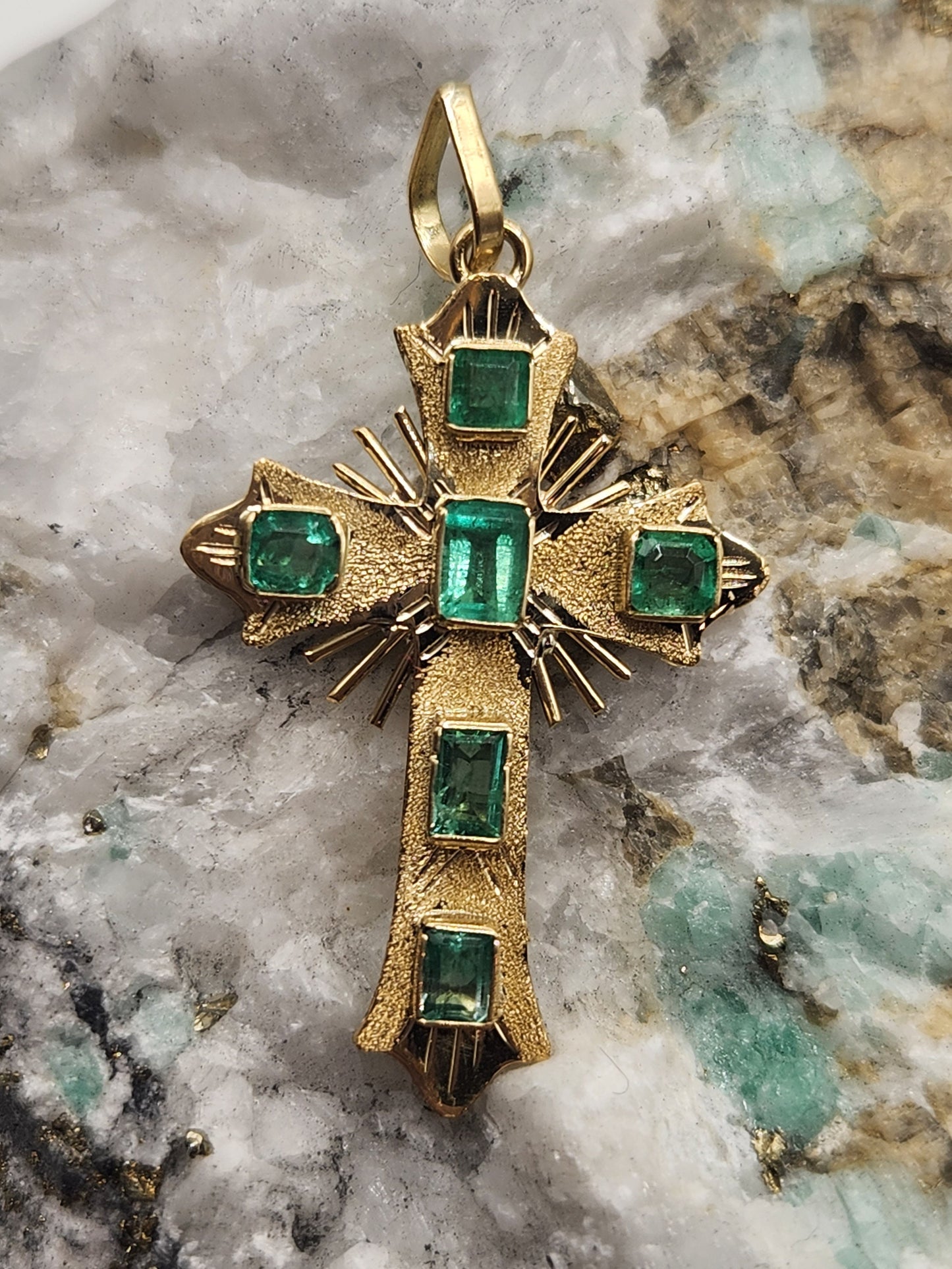 18kt Yellow Gold Cross pendant with Colombian Emeralds – A Touch of Classic Elegance and Brilliant Exclusivity" gifts, natural emerald
