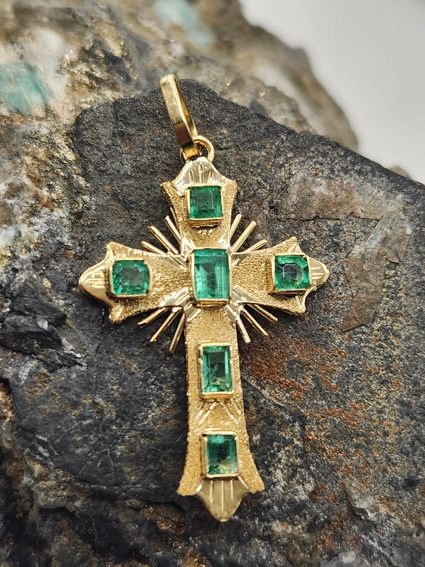 18kt Yellow Gold Cross pendant with Colombian Emeralds – A Touch of Classic Elegance and Brilliant Exclusivity" gifts, natural emerald