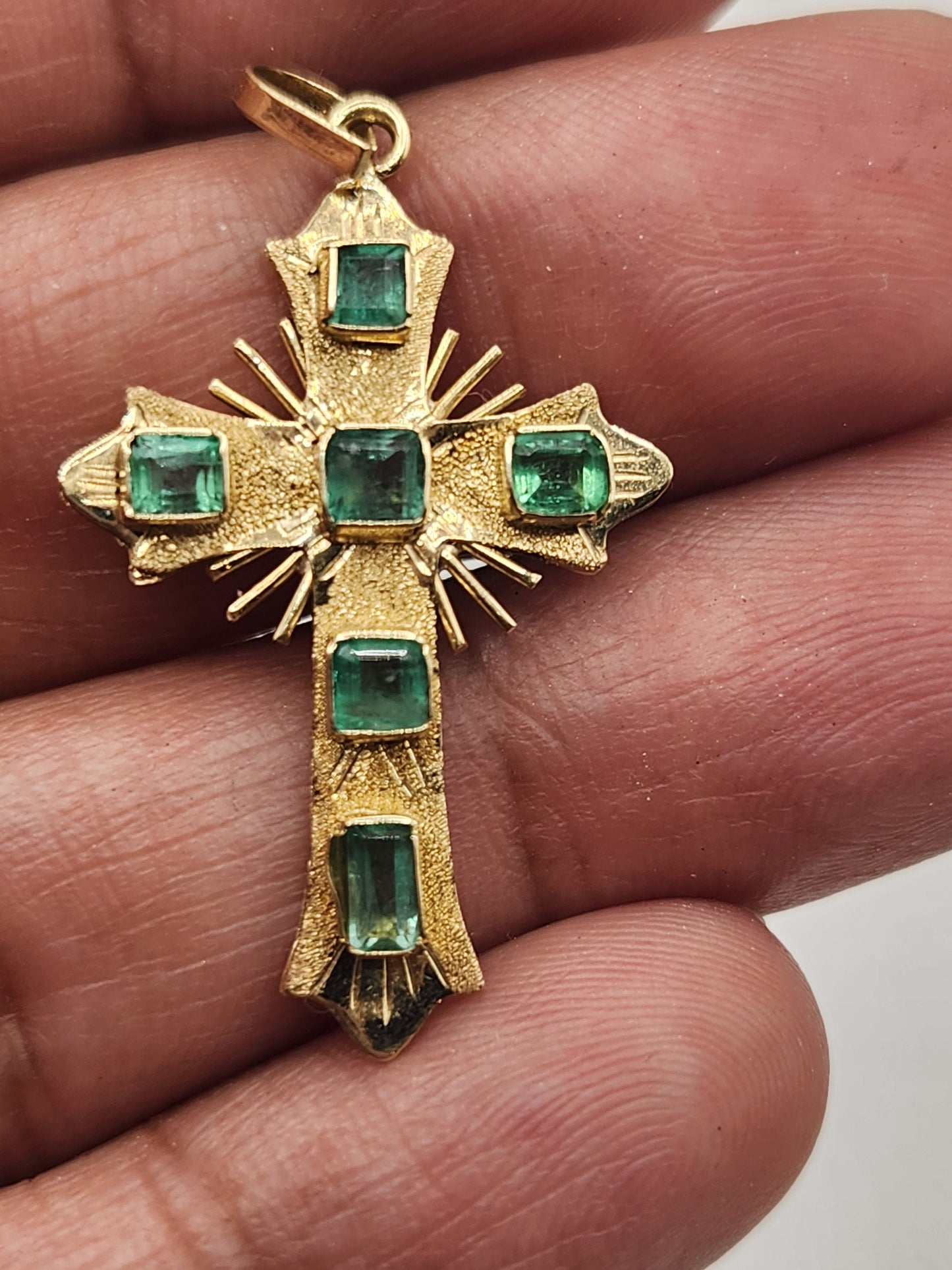 18kt Yellow Gold Cross pendant with Colombian Emeralds – A Touch of Classic Elegance and Brilliant Exclusivity" gifts, natural emerald
