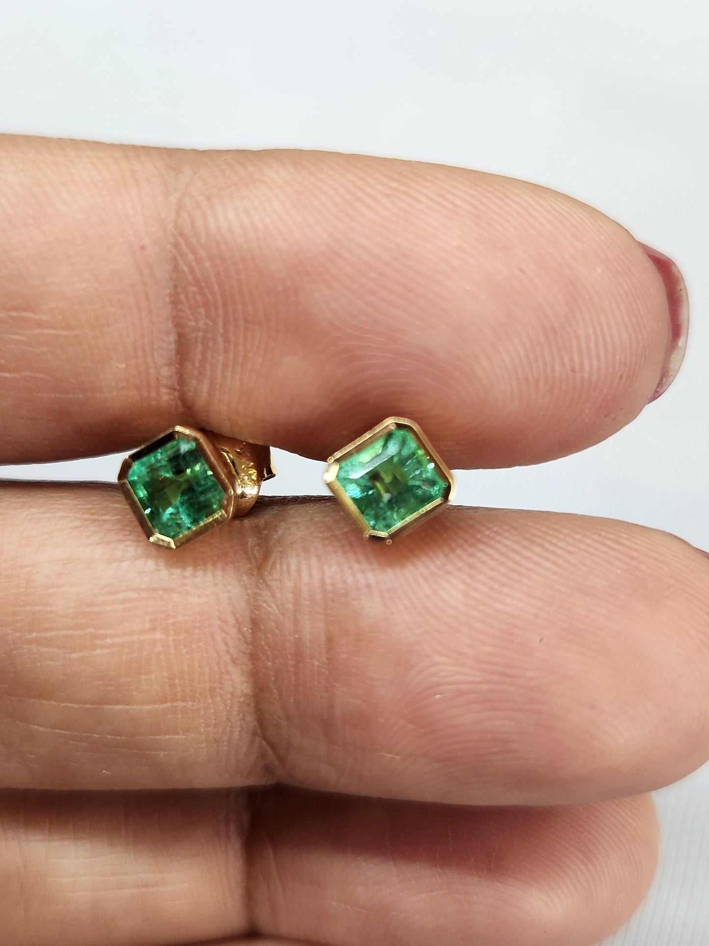 Handmade Colombian Emerald Earrings in 18 kt Yellow Gold, Vivid Green Natural Emerald, May Birthstone Jewelry, colombian emerald 1.40 ct