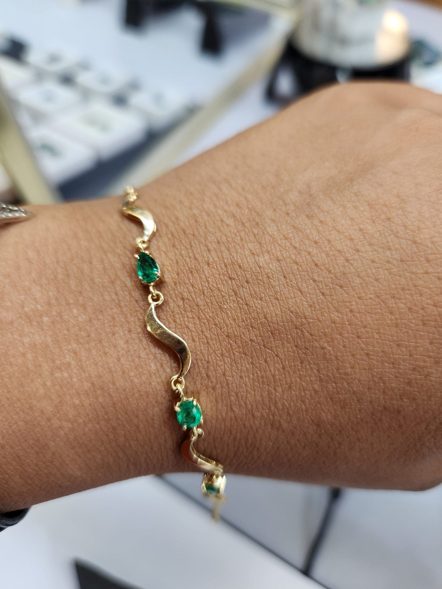 Handmade Colombian Emerald Bracelet, yellow gold 18kt, Unique Artisan Jewelry for Elegant Gifts, may birthstone, natural emerald, love green