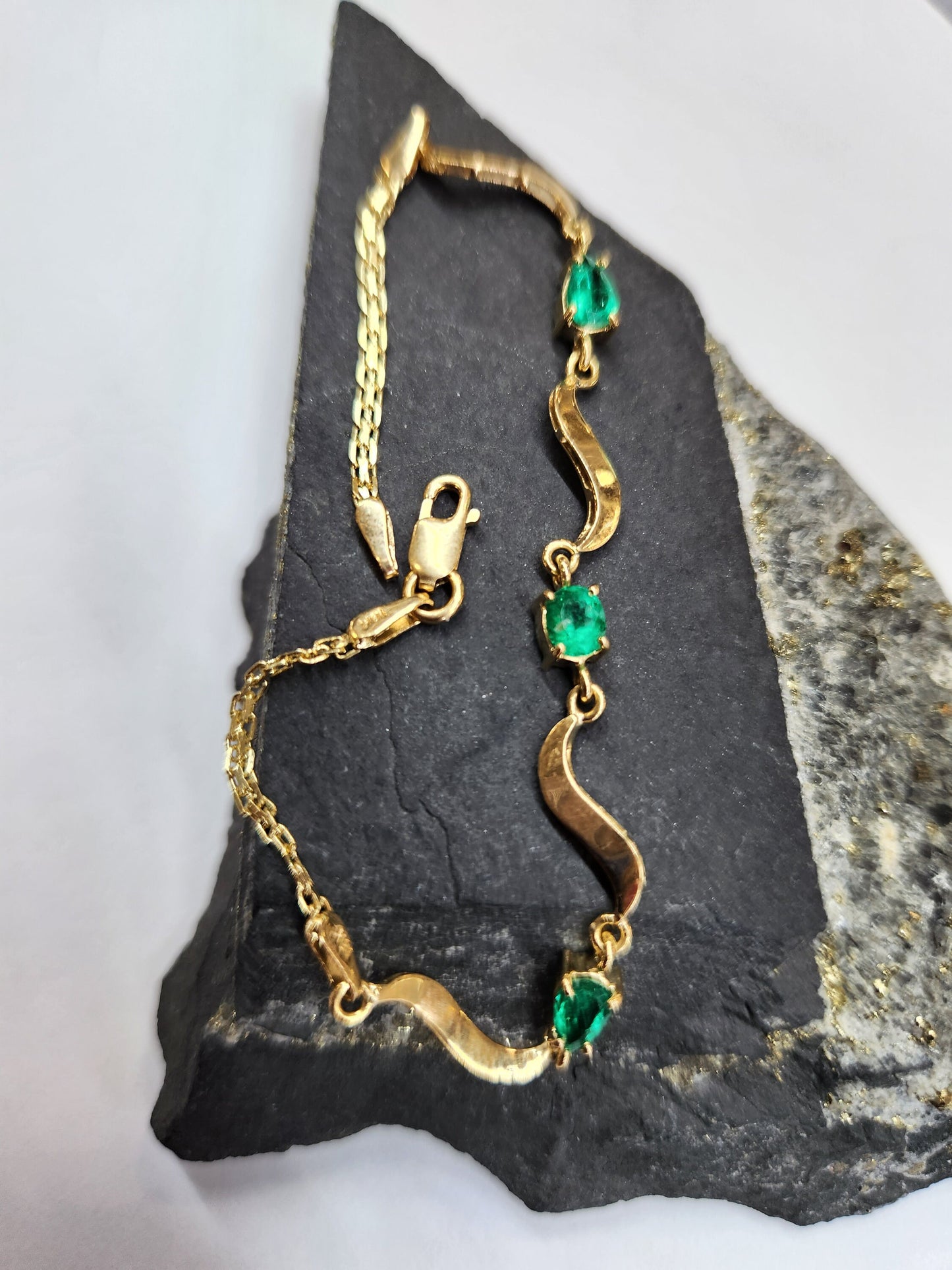 Handmade Colombian Emerald Bracelet, yellow gold 18kt, Unique Artisan Jewelry for Elegant Gifts, may birthstone, natural emerald, love green