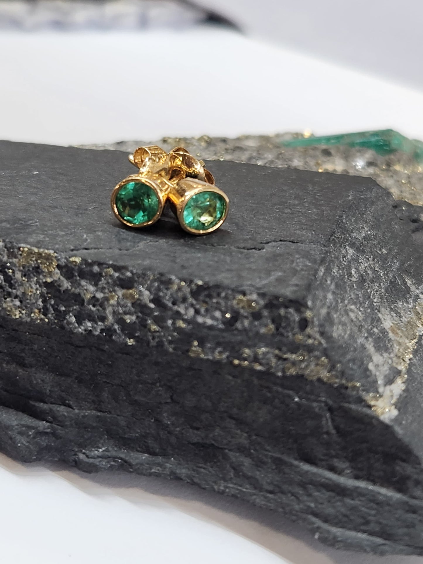 Handmade Colombian Emerald Earrings in 18 kt Yellow Gold, Vivid Green Natural Emerald, May Birthstone Jewelry, Unique Colombian accesories