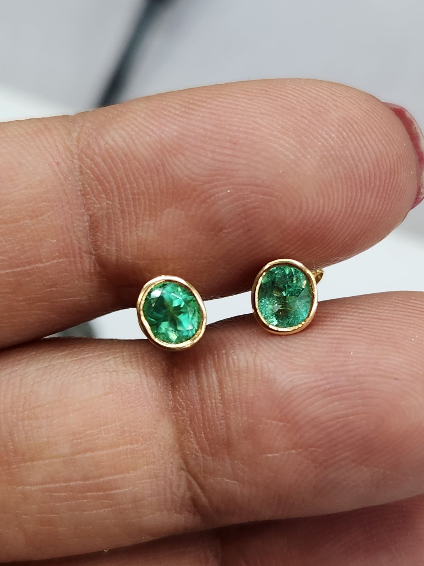 Handmade Colombian Emerald Earrings in 18 kt Yellow Gold, Vivid Green Natural Emerald, May Birthstone Jewelry, Unique Colombian accesories