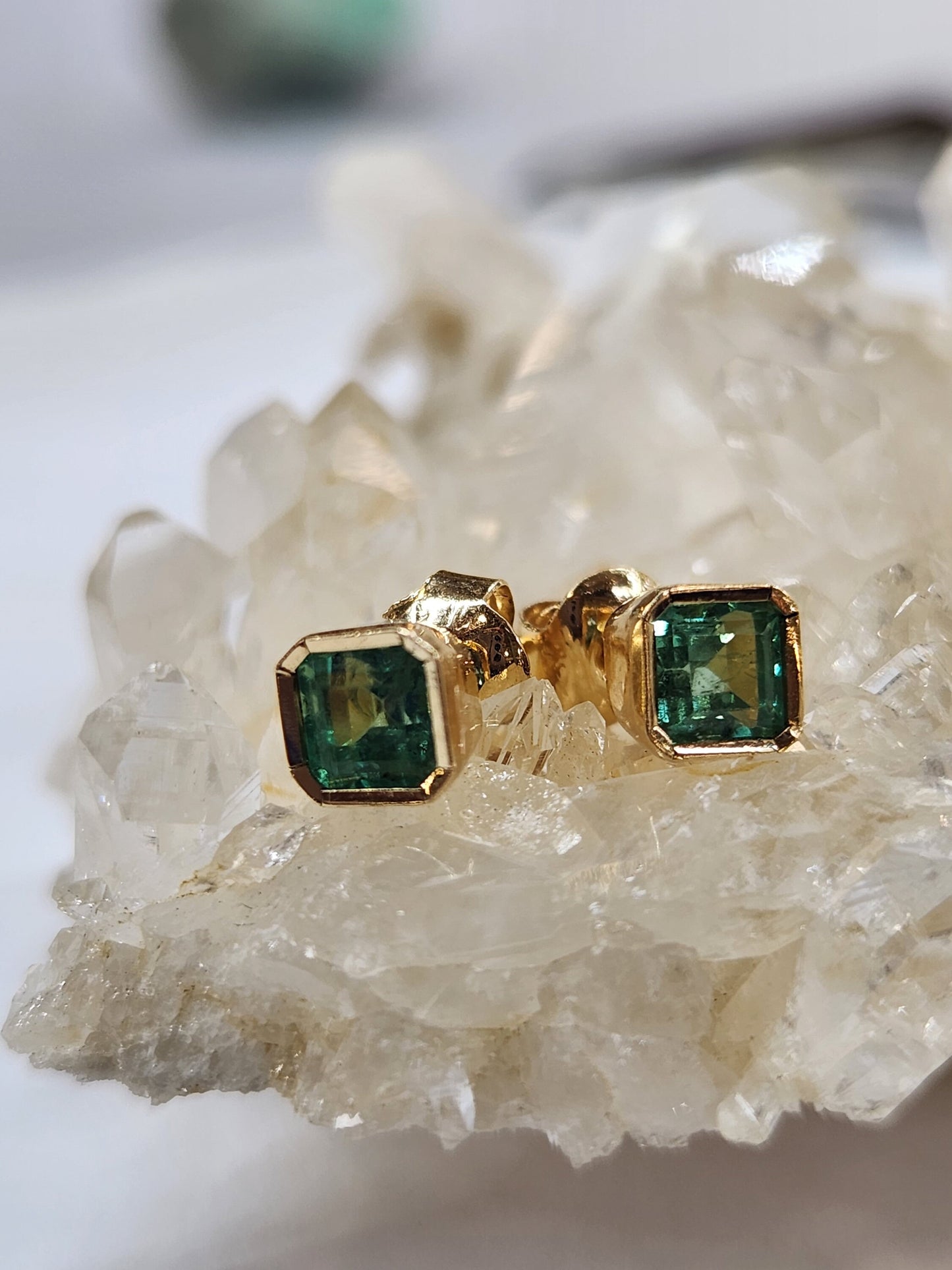 Handmade Colombian Emerald Earrings in 18 kt Yellow Gold, Vivid Green Natural Emerald, May Birthstone Jewelry, colombian emerald 1.40 ct