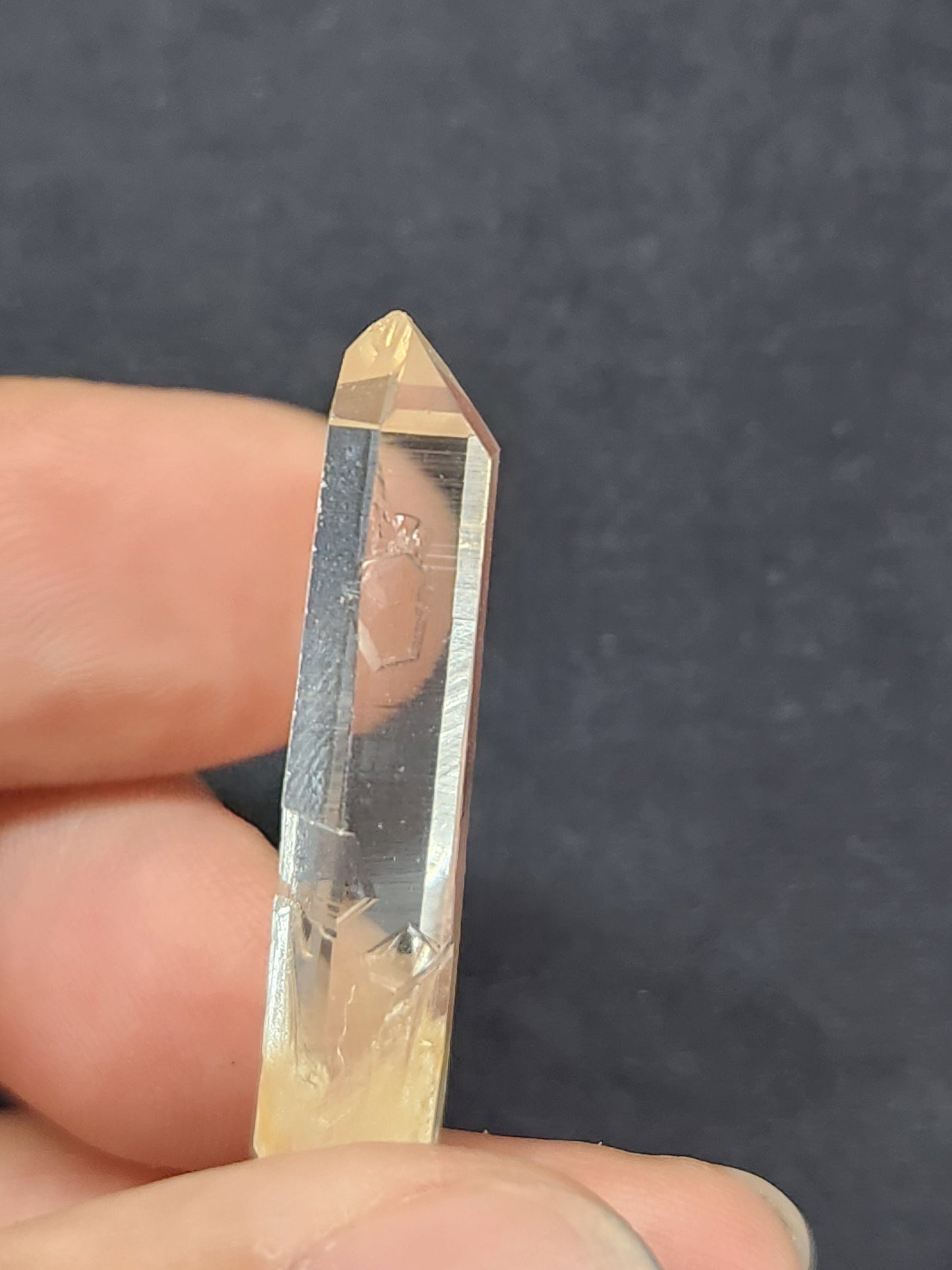 Cuarzo Lemuriano, procedente de la mina "LA BELLEZA", en Colombia, su energía es ideal para una mejor meditación, limpieza del aura, cristal
