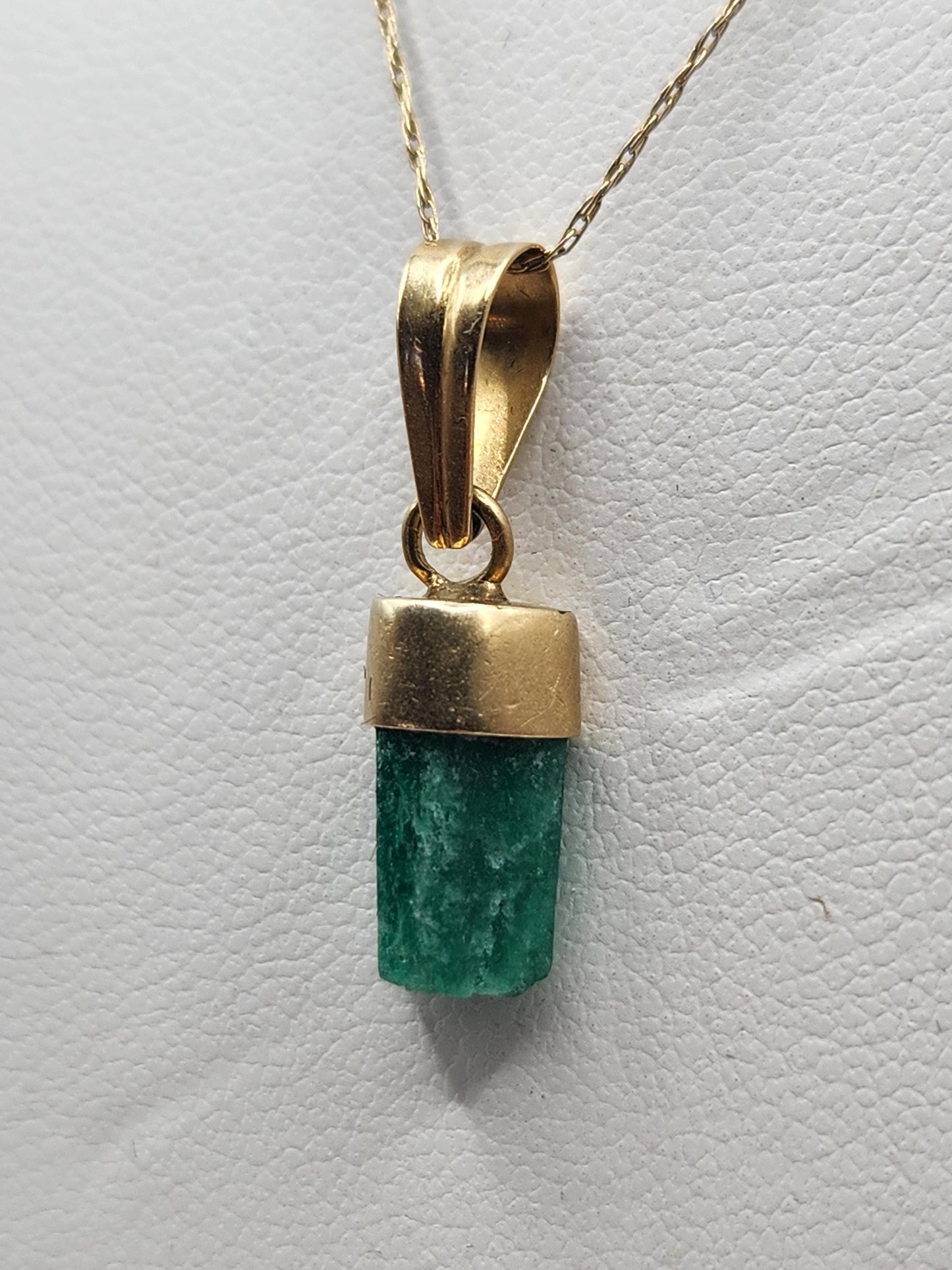 Pendiente de Esmeralda Natural sin Pulir, extraída de las minas de Muzo en Colombia, engastada en Oro de 18k, trabajo hecho a mano totalment