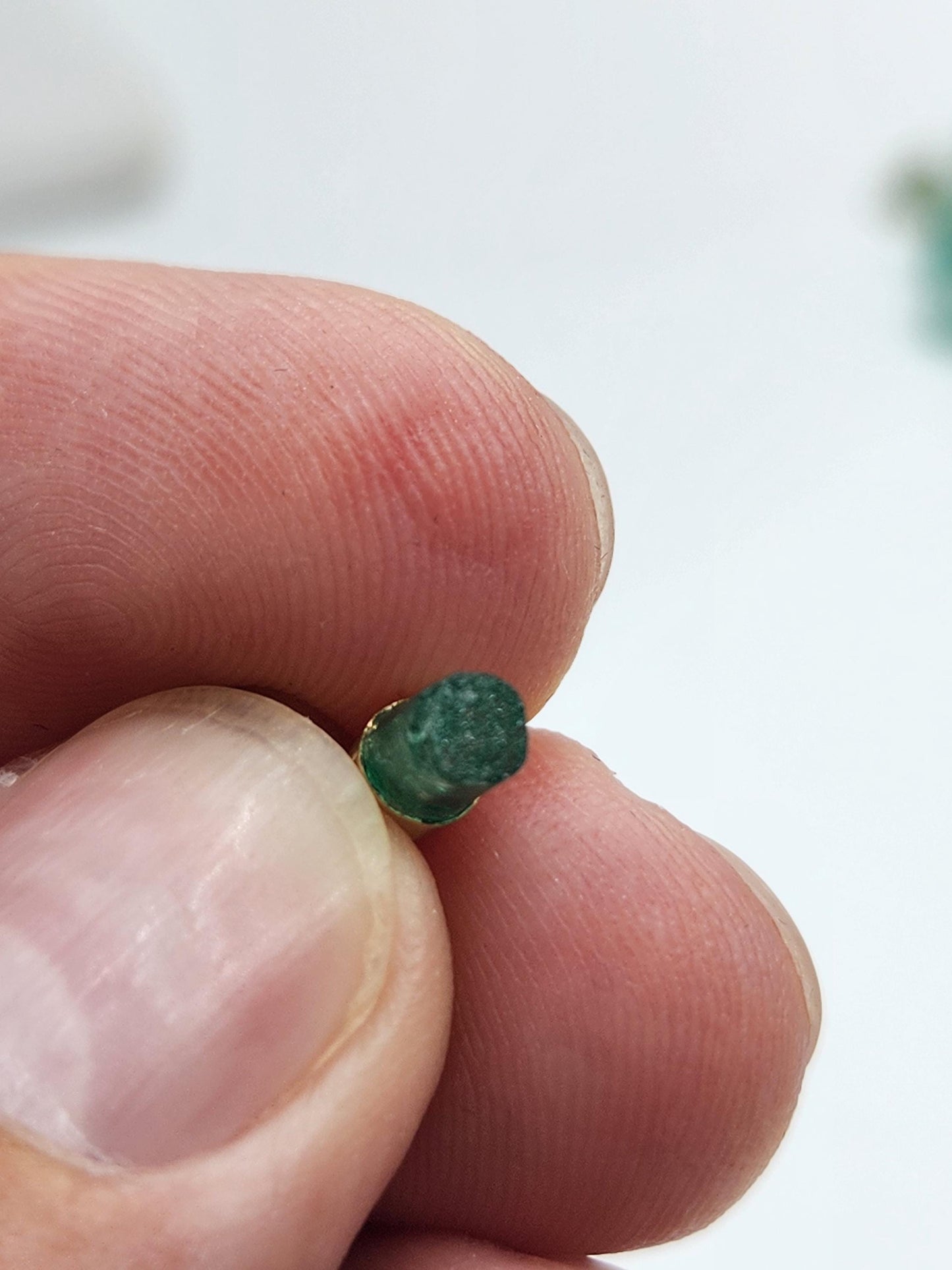 Pendiente de Esmeralda Natural sin Pulir, extraída de las minas de Muzo en Colombia, engastada en Oro de 18k, trabajo hecho a mano totalment