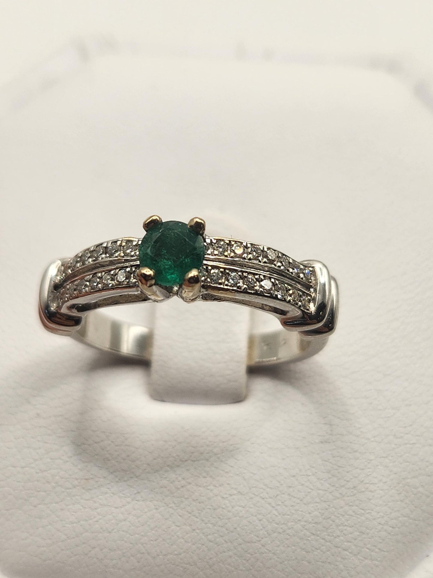Precioso Anillo fabricado a mano con Esmeralda Natural Colombiana y Diamantes Genuinos, usando oro blanco de 18k