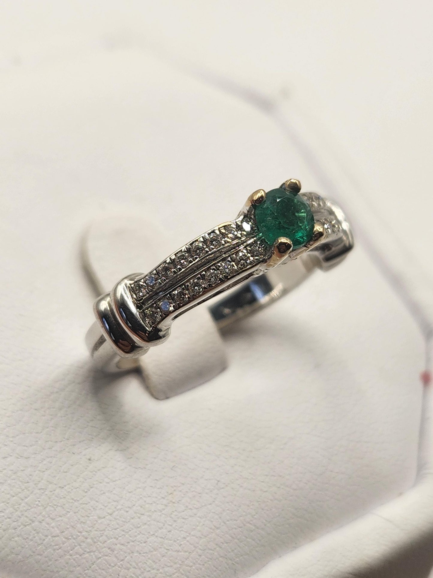 Precioso Anillo fabricado a mano con Esmeralda Natural Colombiana y Diamantes Genuinos, usando oro blanco de 18k