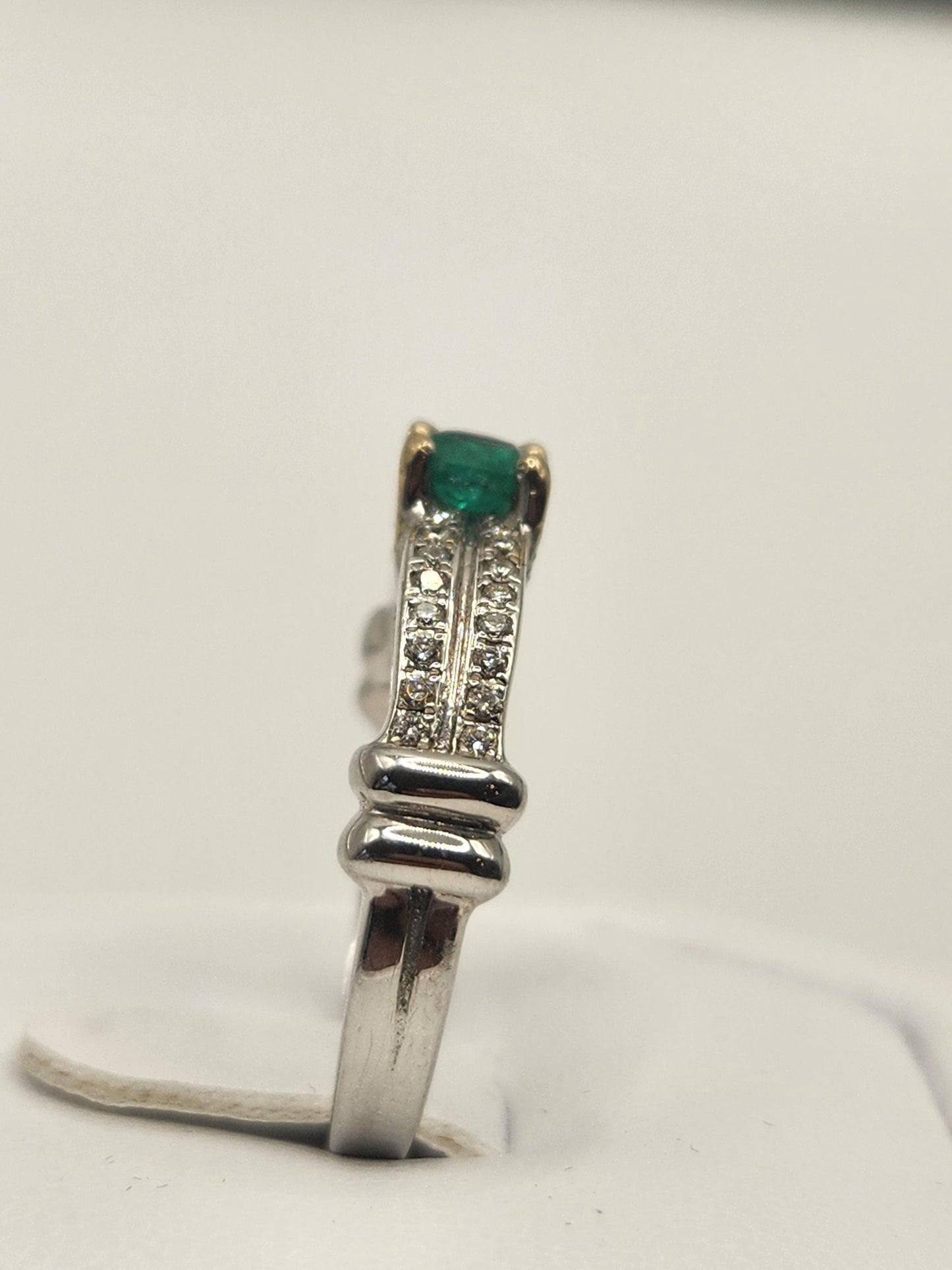Precioso Anillo fabricado a mano con Esmeralda Natural Colombiana y Diamantes Genuinos, usando oro blanco de 18k