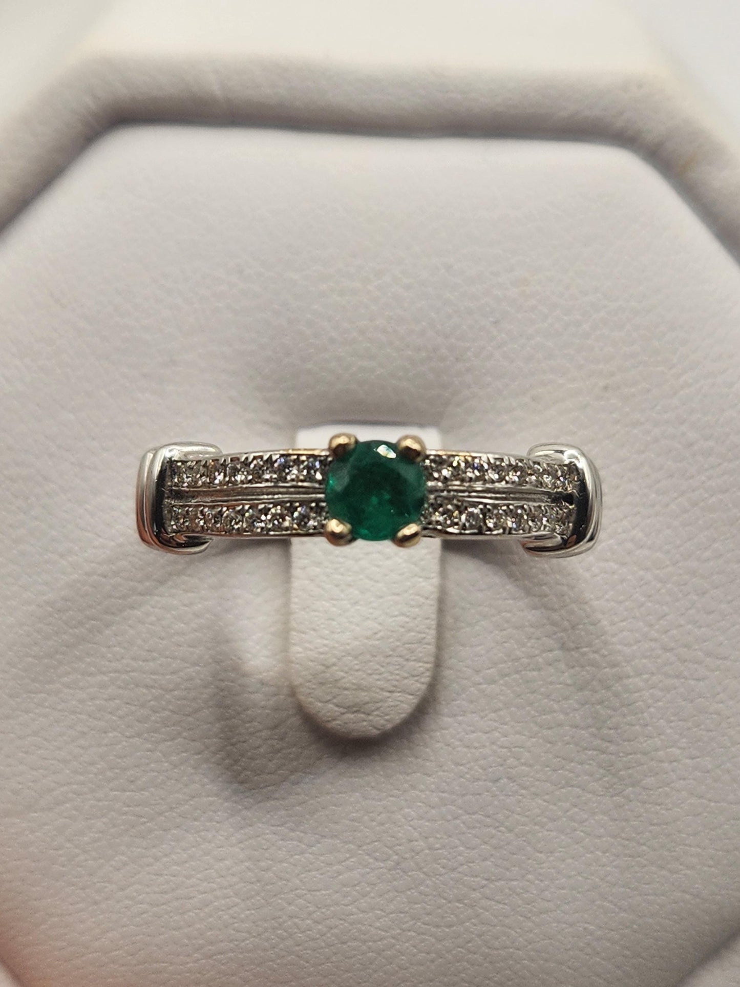 Precioso Anillo fabricado a mano con Esmeralda Natural Colombiana y Diamantes Genuinos, usando oro blanco de 18k