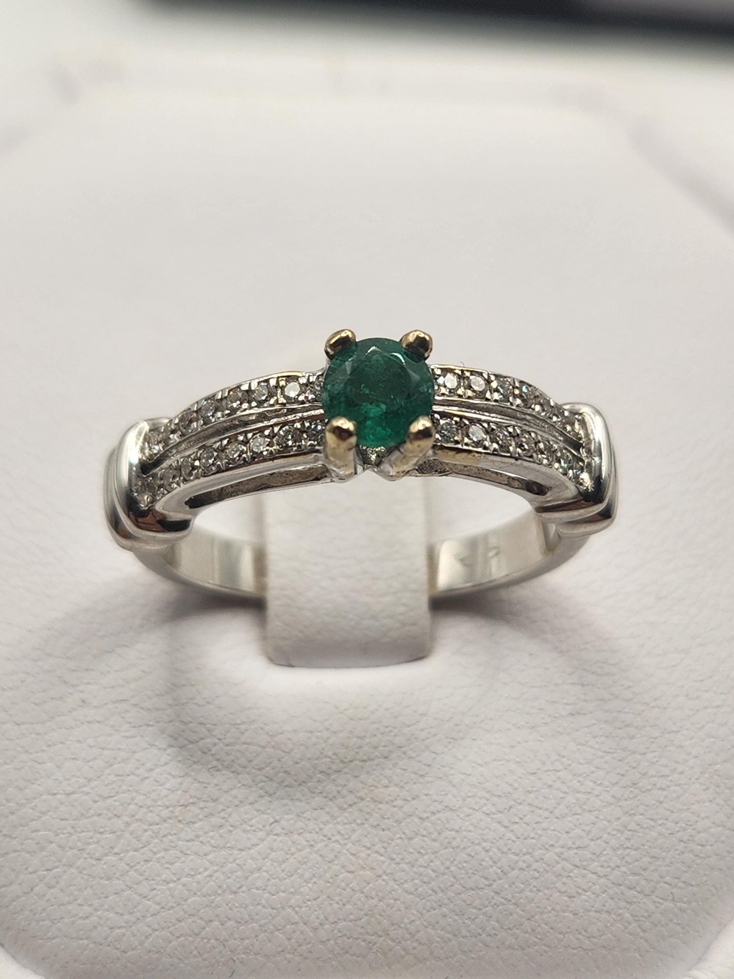 Precioso Anillo fabricado a mano con Esmeralda Natural Colombiana y Diamantes Genuinos, usando oro blanco de 18k