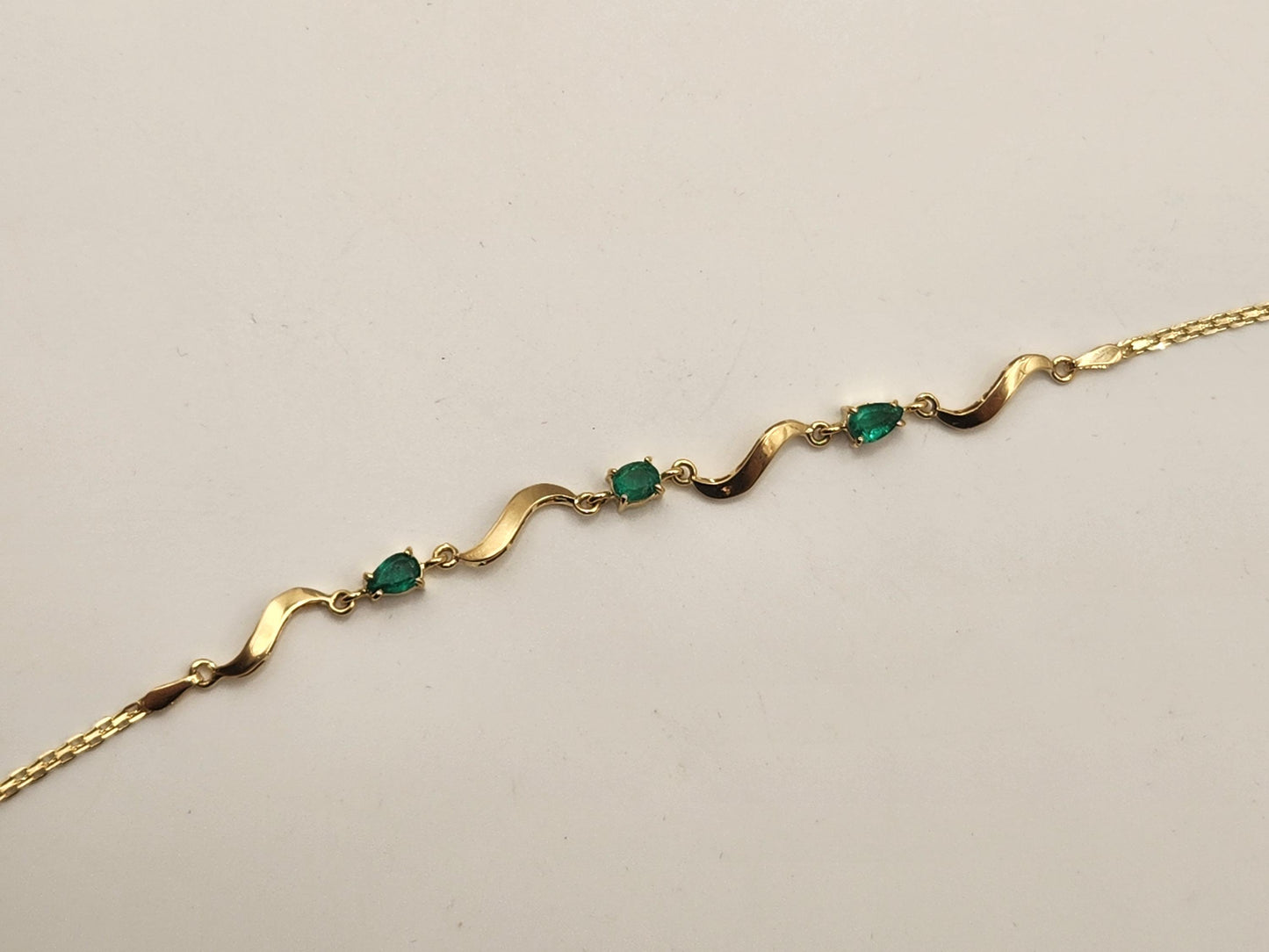 Handmade Colombian Emerald Bracelet, yellow gold 18kt, Unique Artisan Jewelry for Elegant Gifts, may birthstone, natural emerald, love green