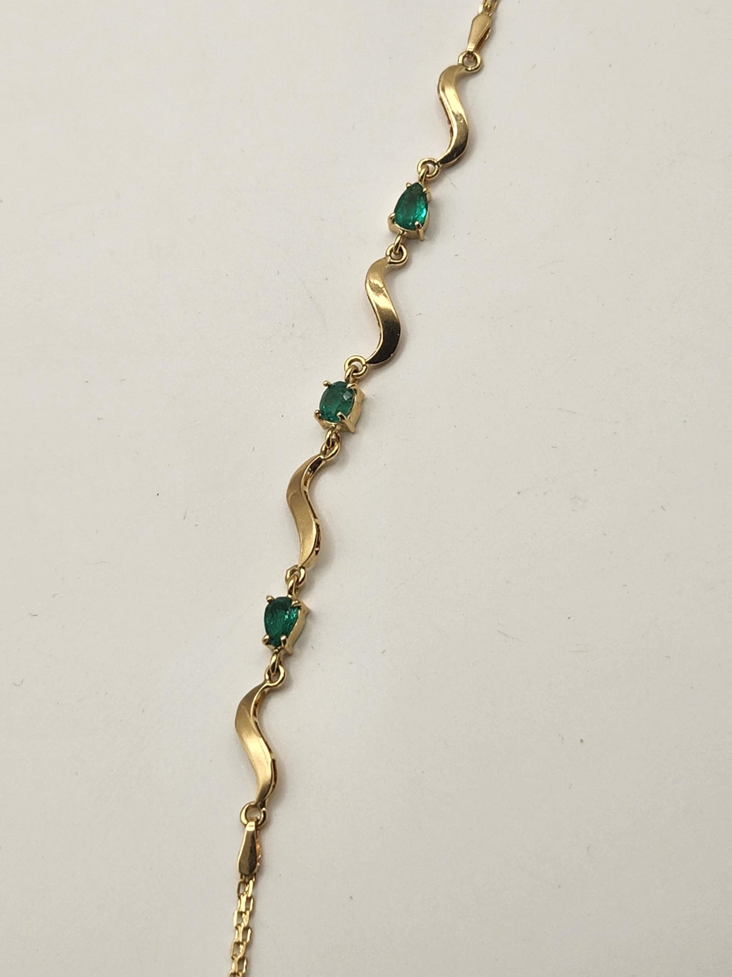 Handmade Colombian Emerald Bracelet, yellow gold 18kt, Unique Artisan Jewelry for Elegant Gifts, may birthstone, natural emerald, love green