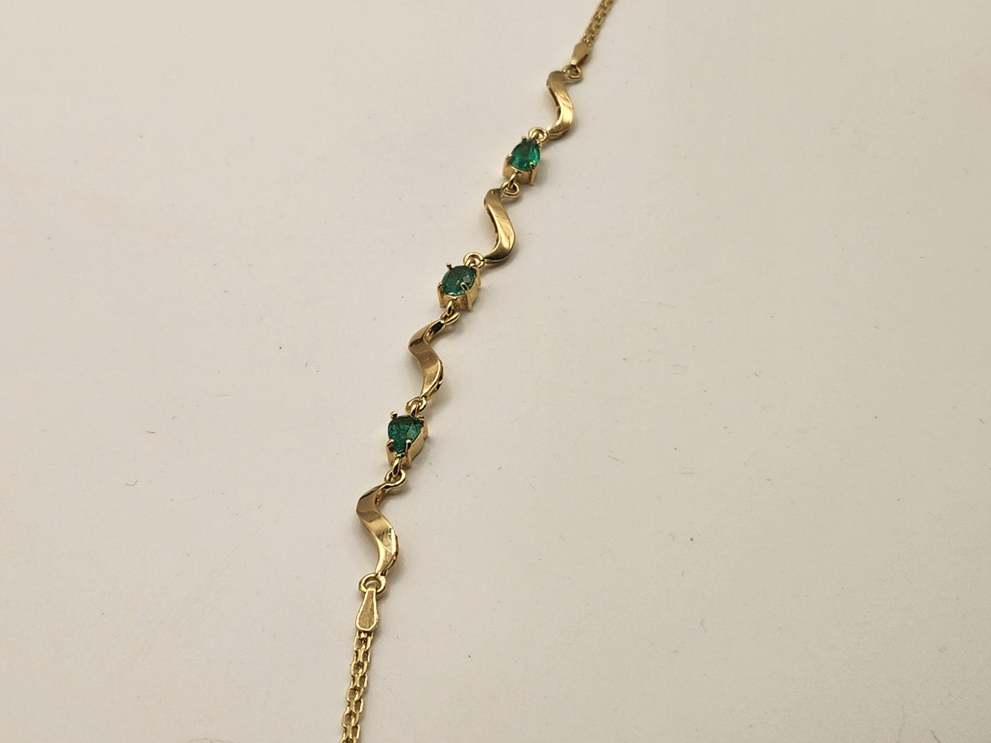 Handmade Colombian Emerald Bracelet, yellow gold 18kt, Unique Artisan Jewelry for Elegant Gifts, may birthstone, natural emerald, love green