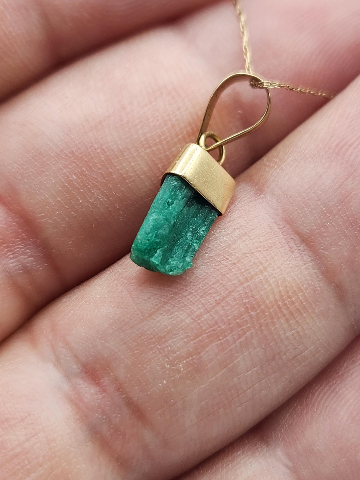 Pendiente de Esmeralda Natural sin Pulir, extraída de las minas de Muzo en Colombia, engastada en Oro de 18k, trabajo hecho a mano totalment